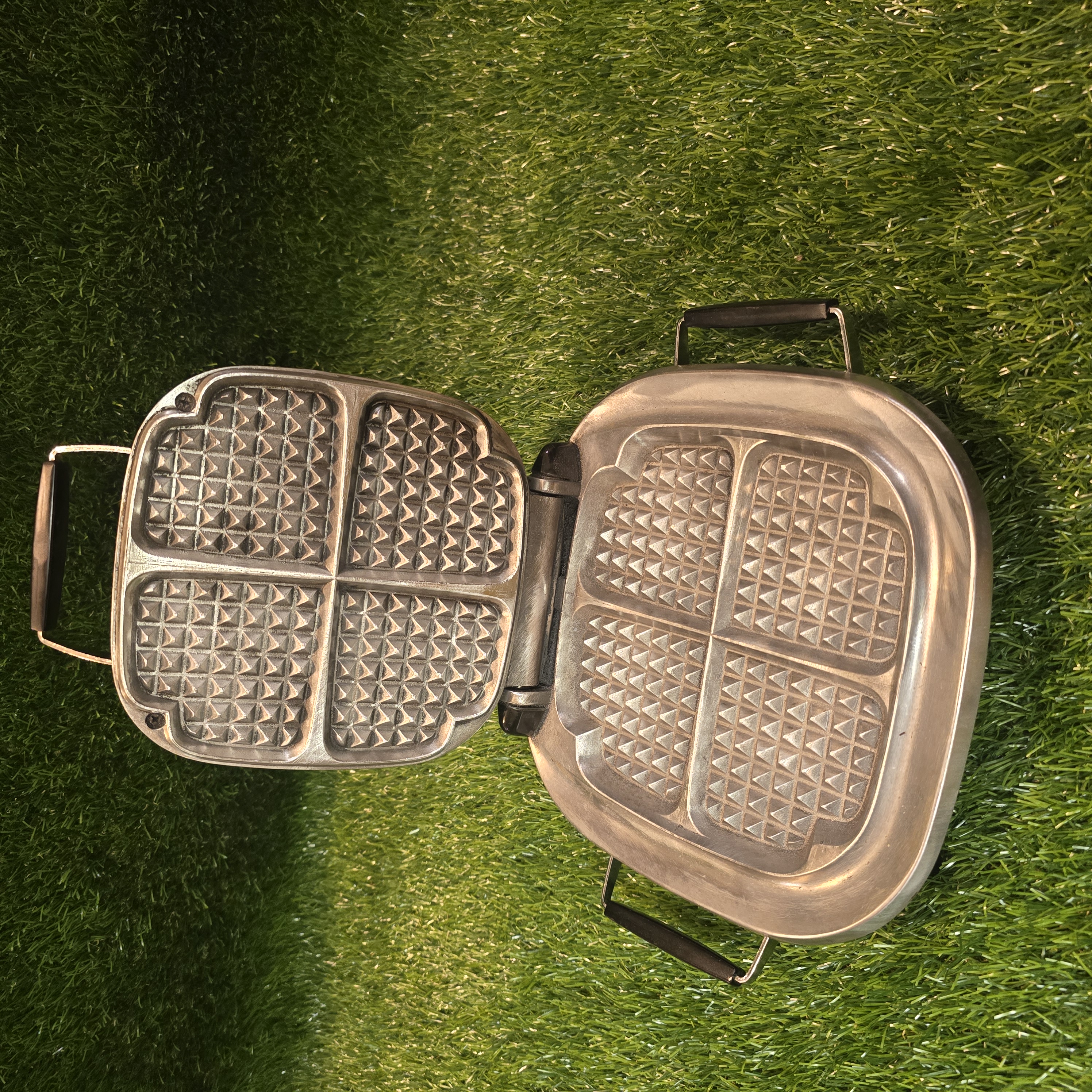 Senovinė elektrinė čirvinių blynų keptuvė Husqvarna su laidu (klijuota 1 kojytė)