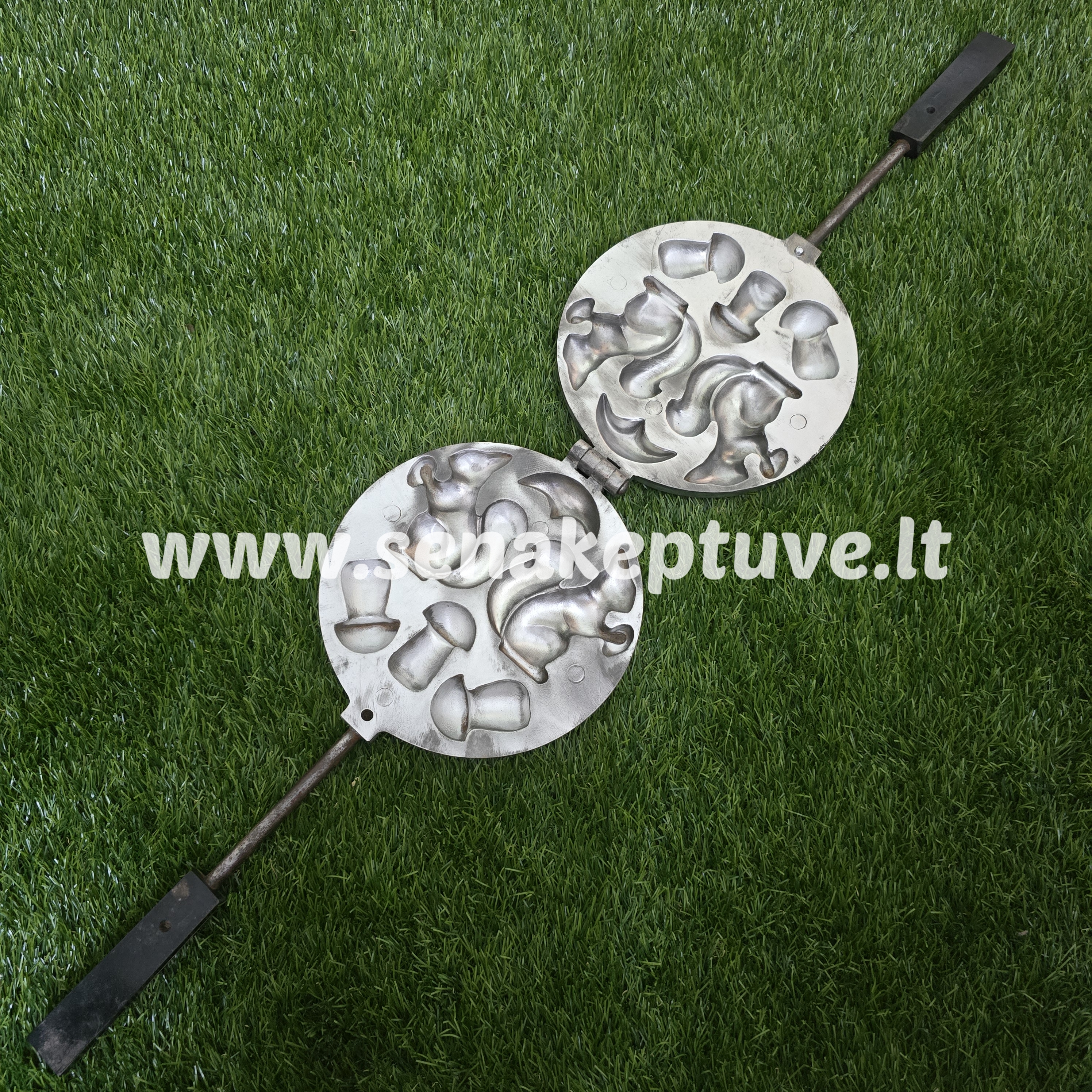 Senovinė asorti keptuvė (2 voveraitės ir 3 grybukai)