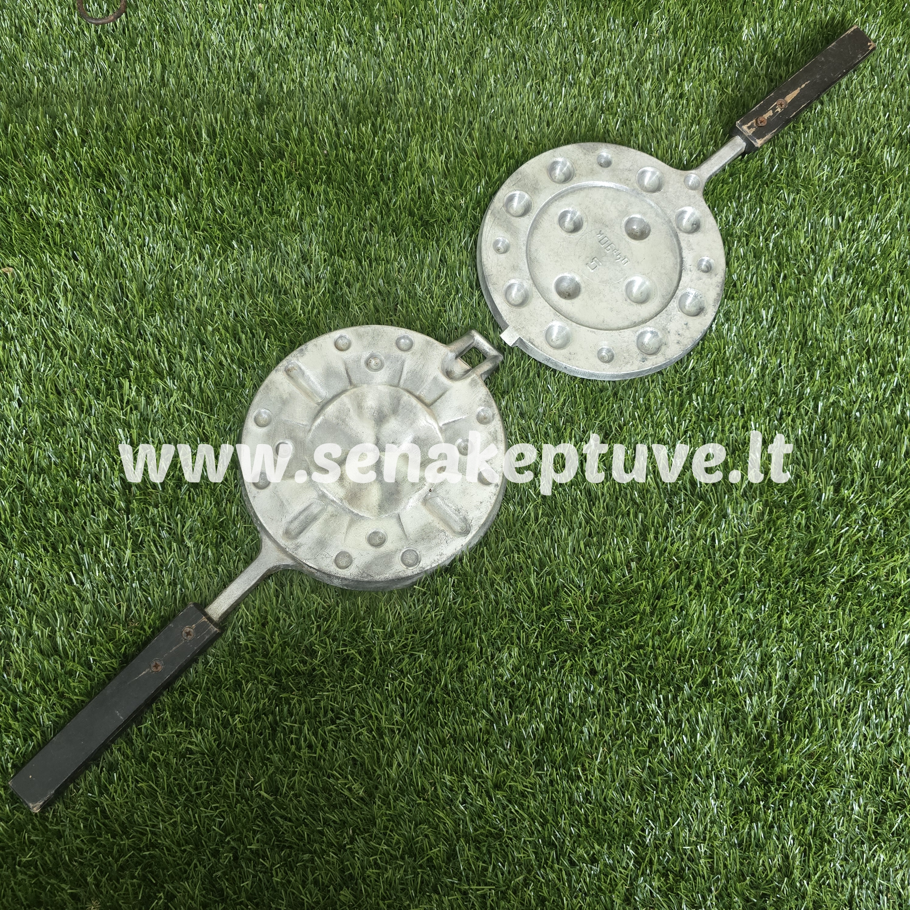 Senovinė asorti (4 grybukai, 4 kankorėžiai, 8 riešutėliai) keptuvė