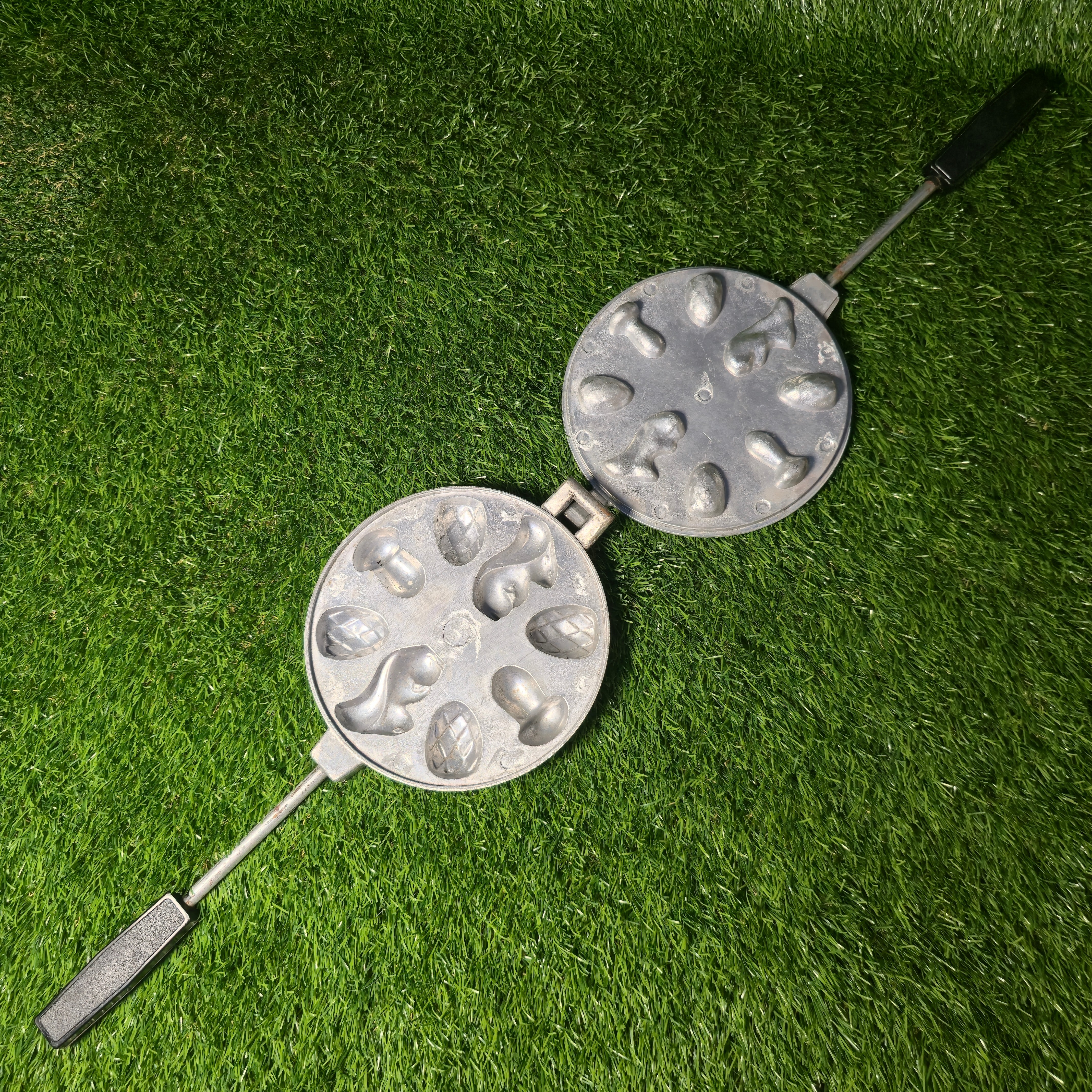 Senovinė asorti (2 voveraitės, 2 grybukai ir 4 kankorėžiai) keptuvė