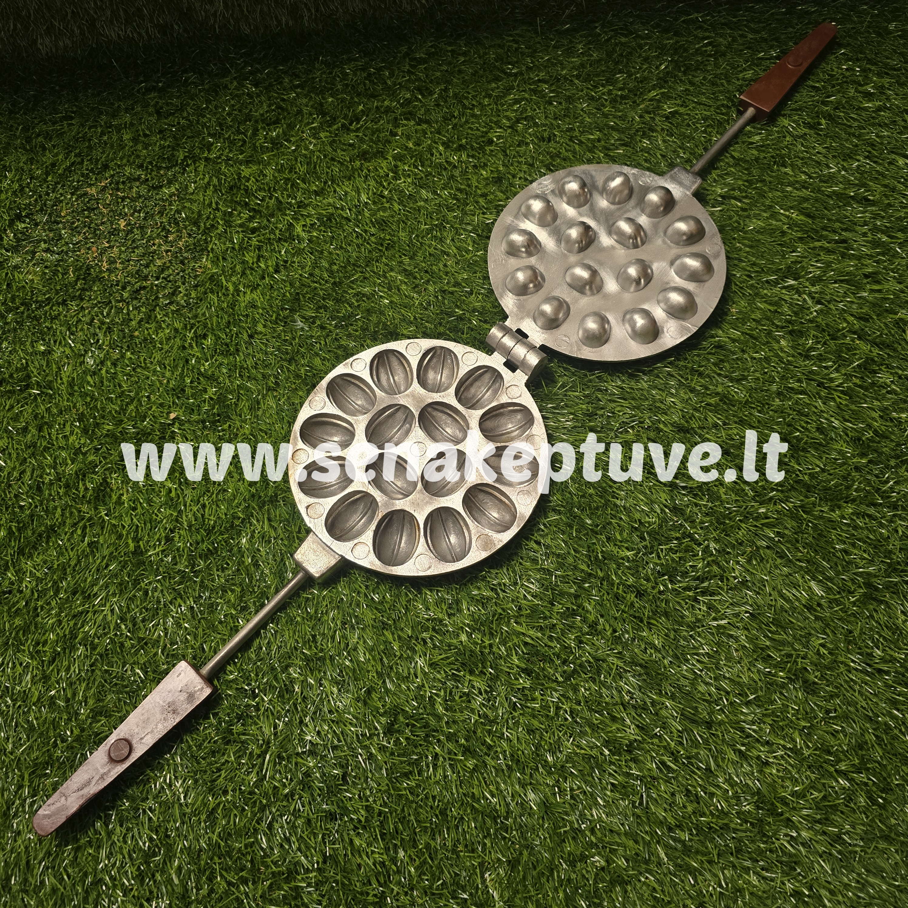 Senovinė riešutėlių keptuvė