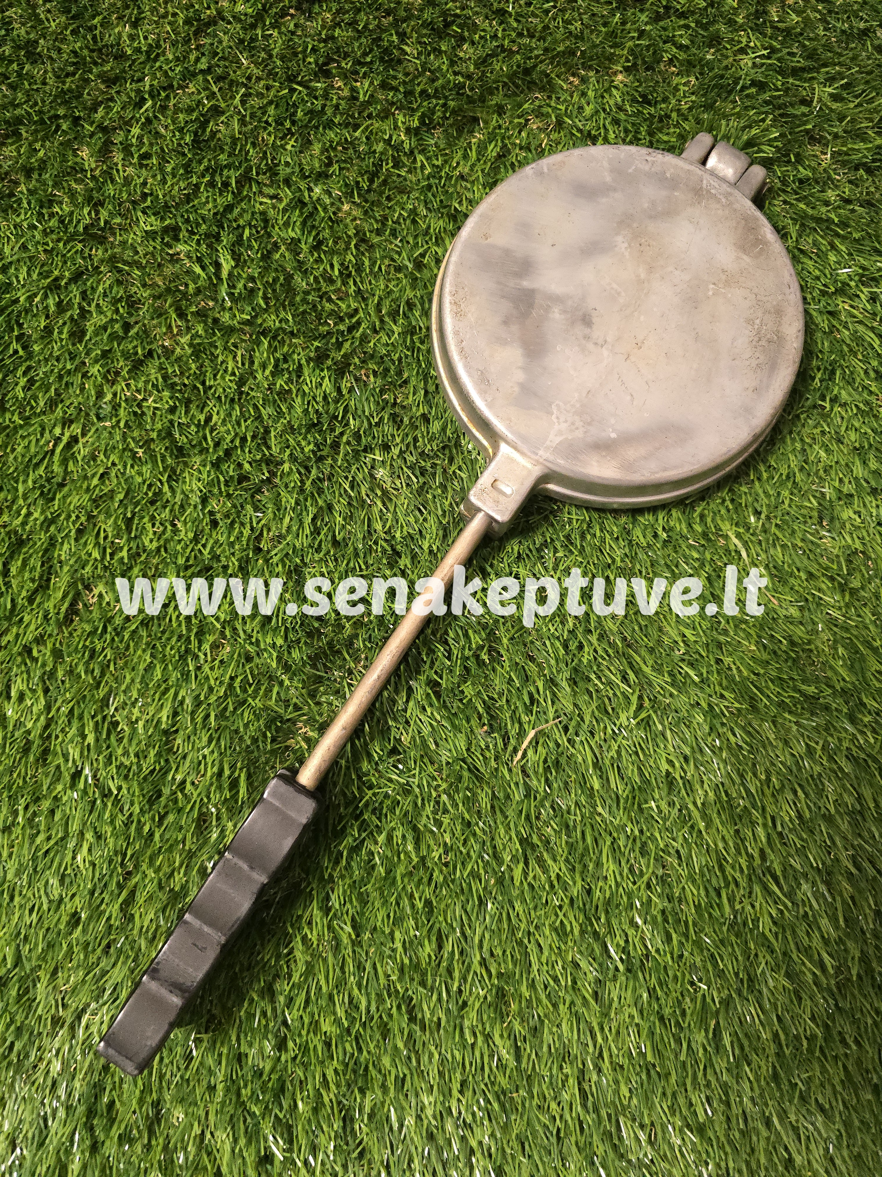 Senovinė asorti (2 grybukai, 1 kankorėžis, 6 riešutėliai) keptuvė