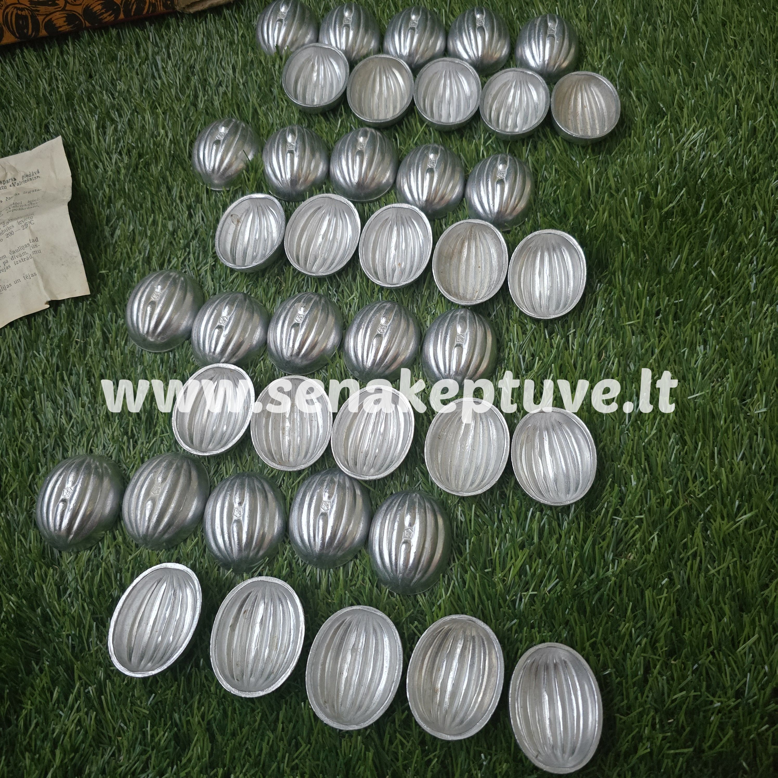 Senovinės riešutėlių formelės su originalia dėžute ir naudojimosi instrukcija