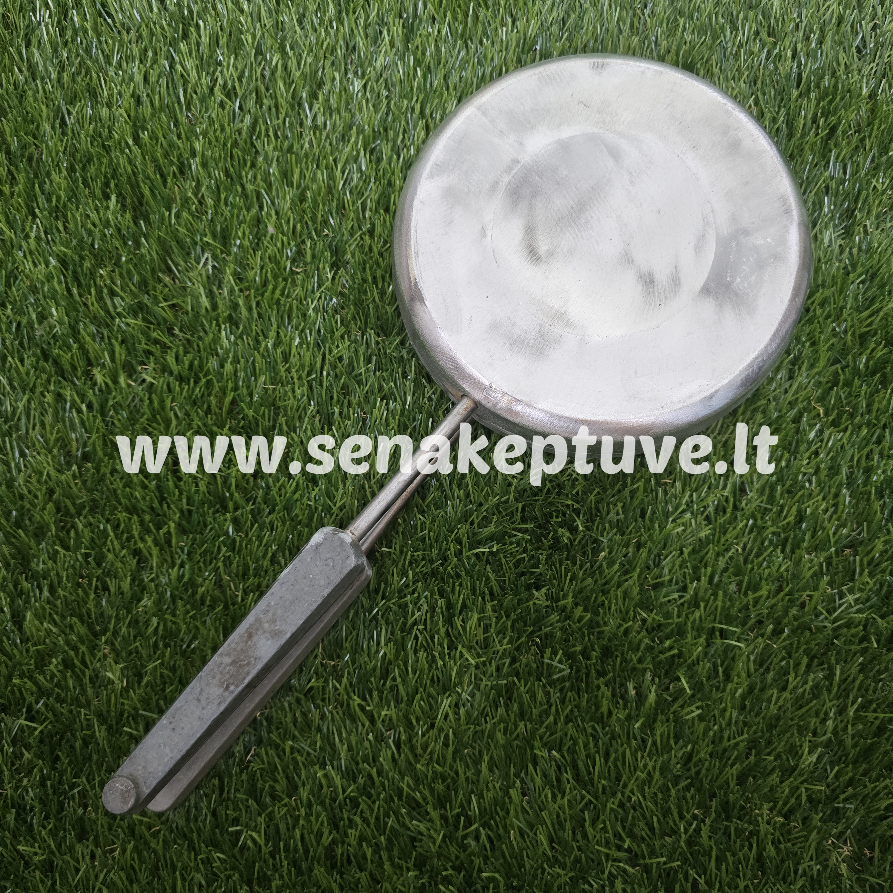 Senovinė asorti (2 kankorėžiai, 4 grybukai, 2 kriaušės, 2 riešutėliai) keptuvė