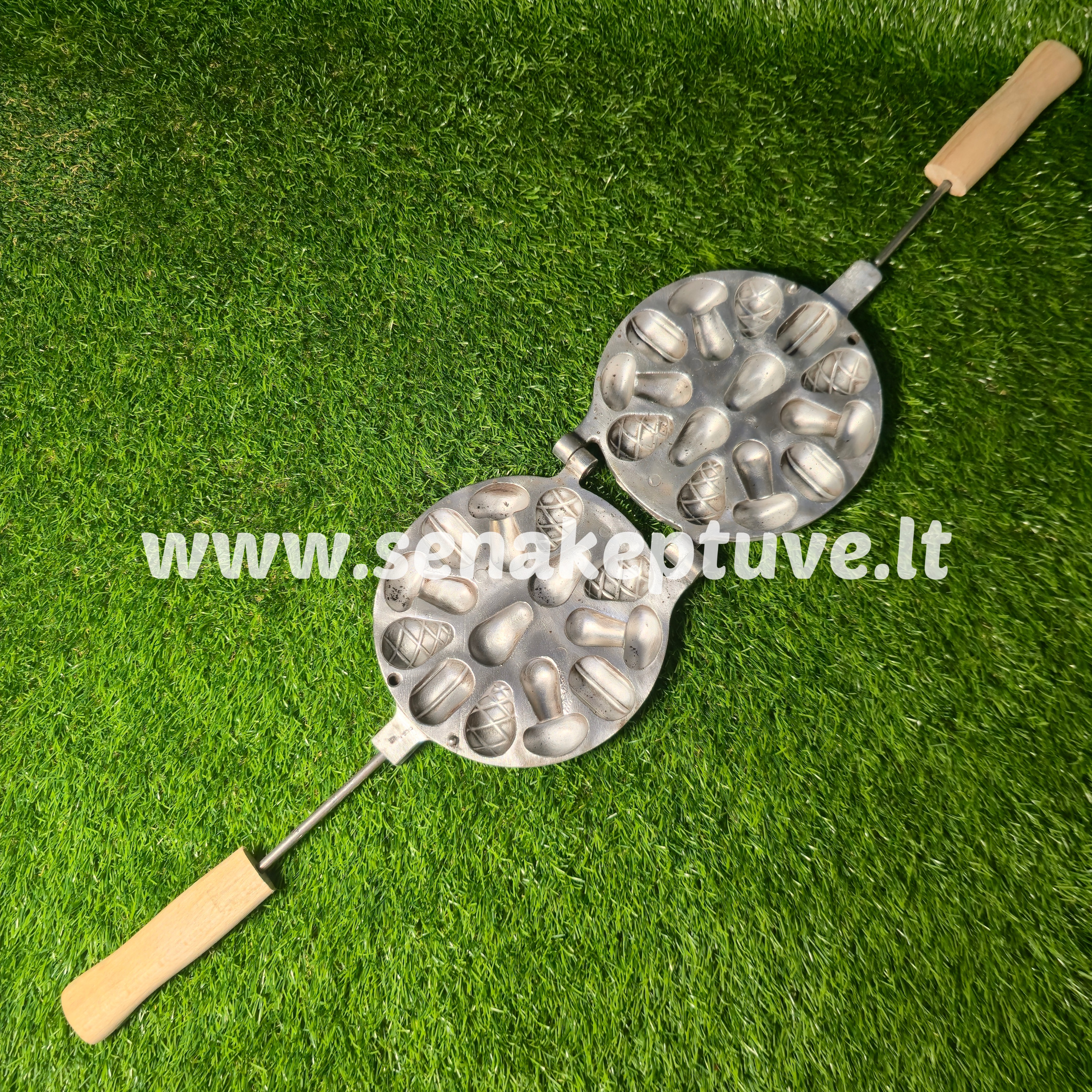 Senovinė  (4 grybukai, 4 kankorėžiai, 3 riešutėliai, 2 kriaušės) keptuvė