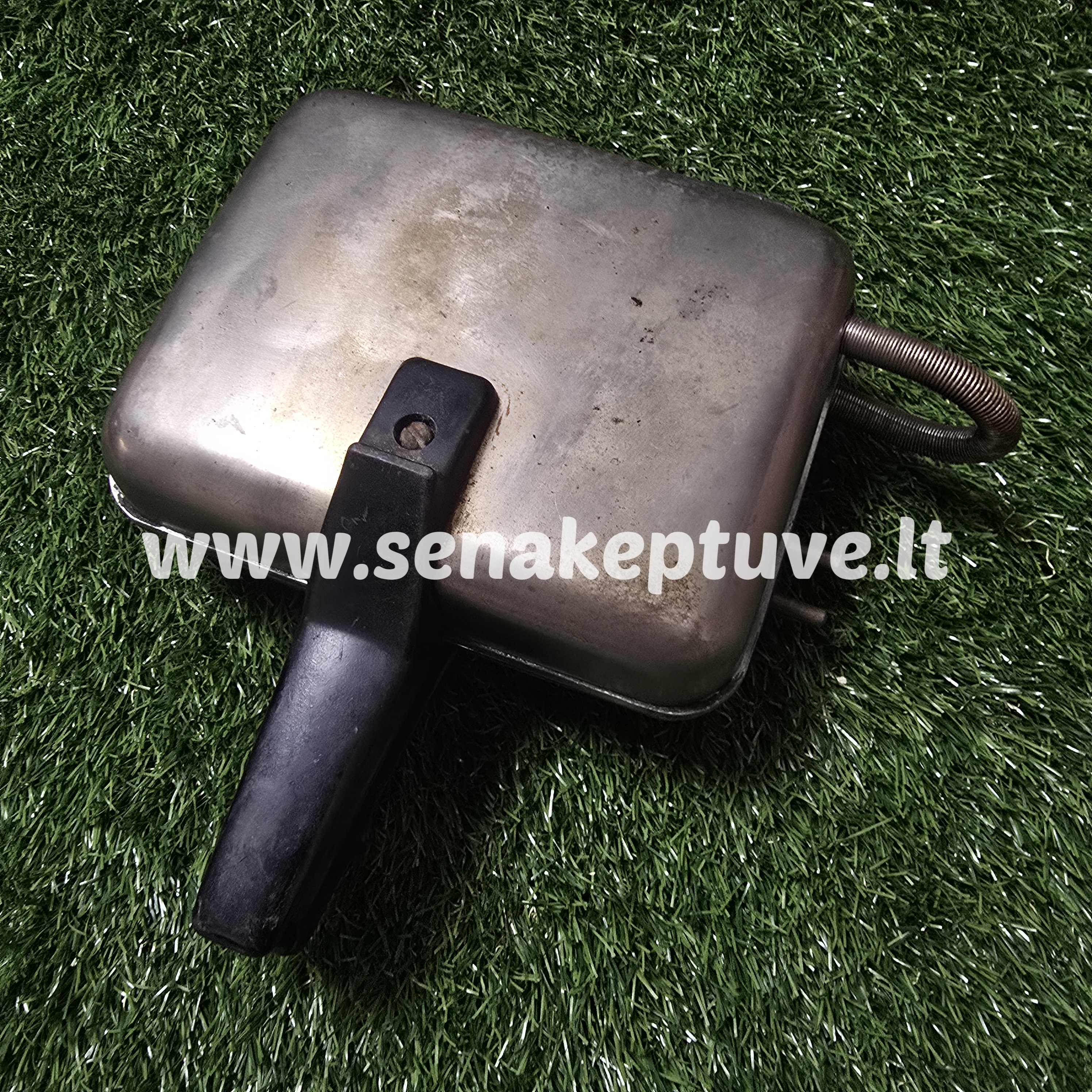 Senovinė elektrinė vaflinė su laidu (nukritusi laido skardelė)