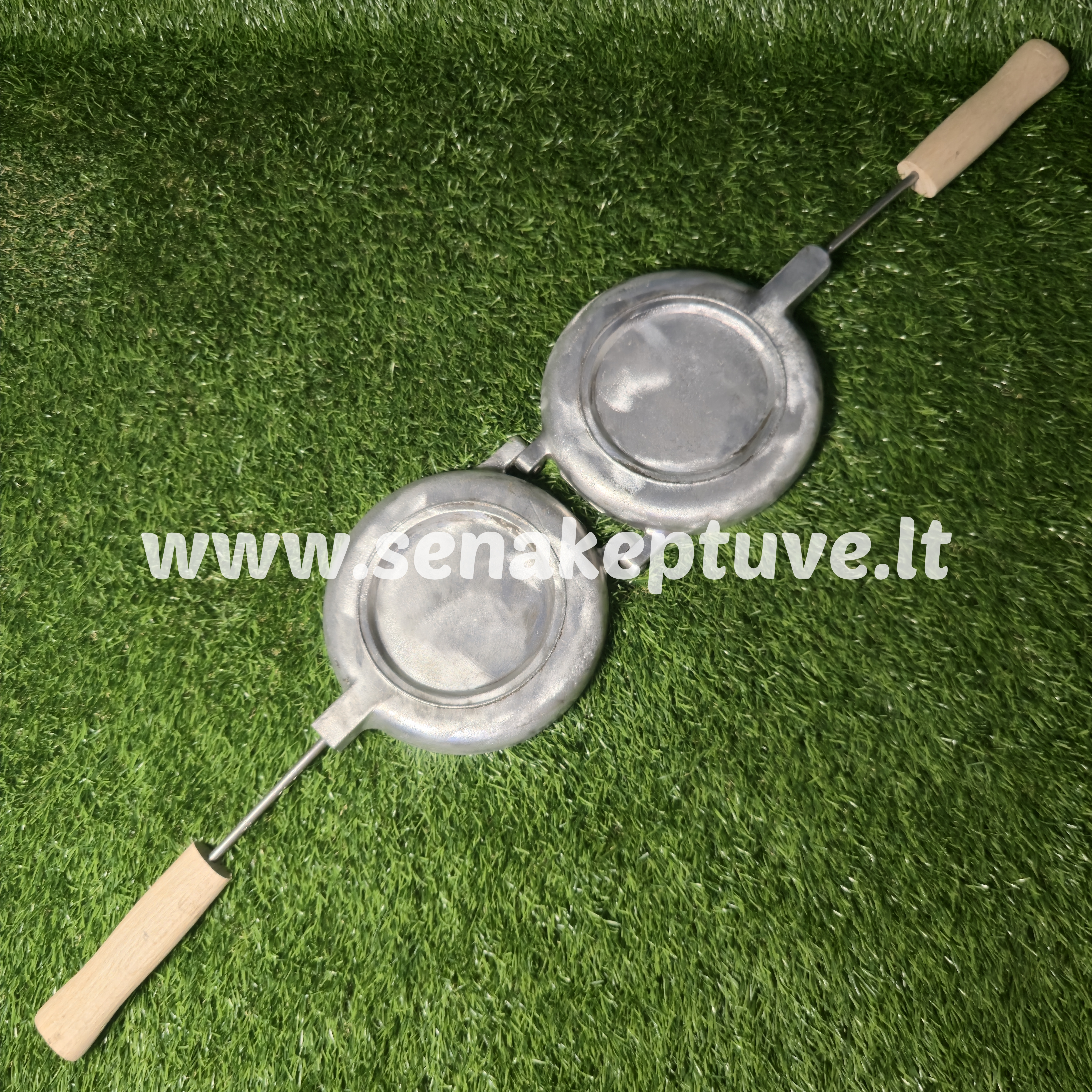 Senovinė  (4 grybukai, 4 kankorėžiai, 3 riešutėliai, 2 kriaušės) keptuvė