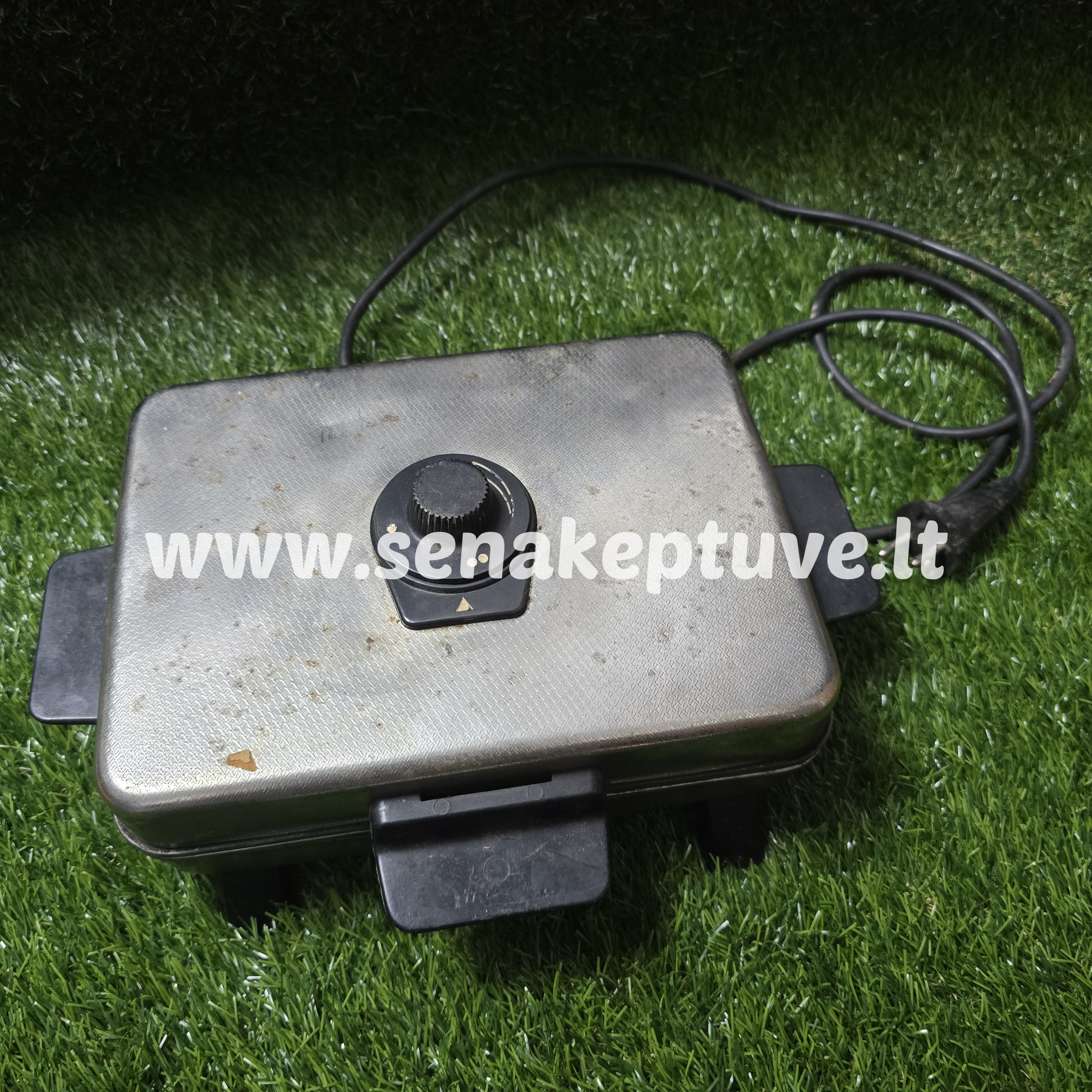 Senovinė elektrinė vaflinė su laidu