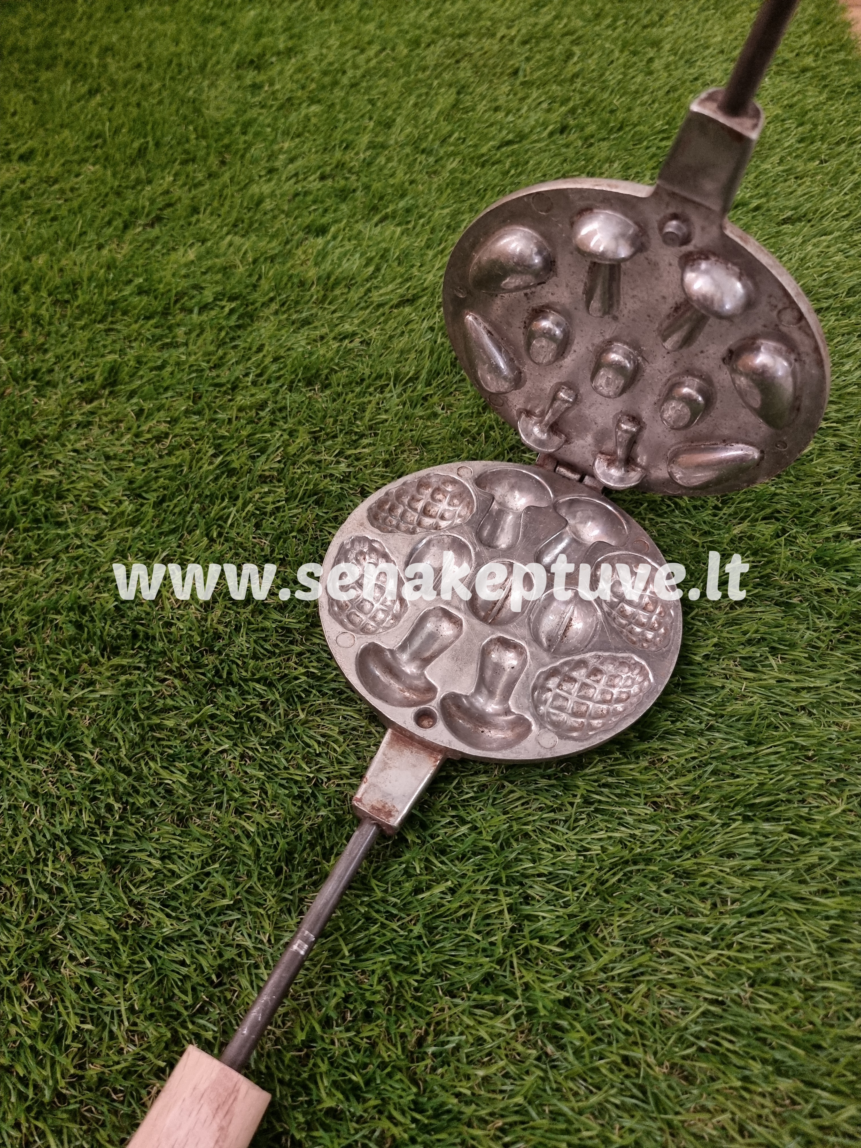 Senovinė asorti (4 kankorėžiai, 3 riešutėliai ir 4 grybukai) keptuvė