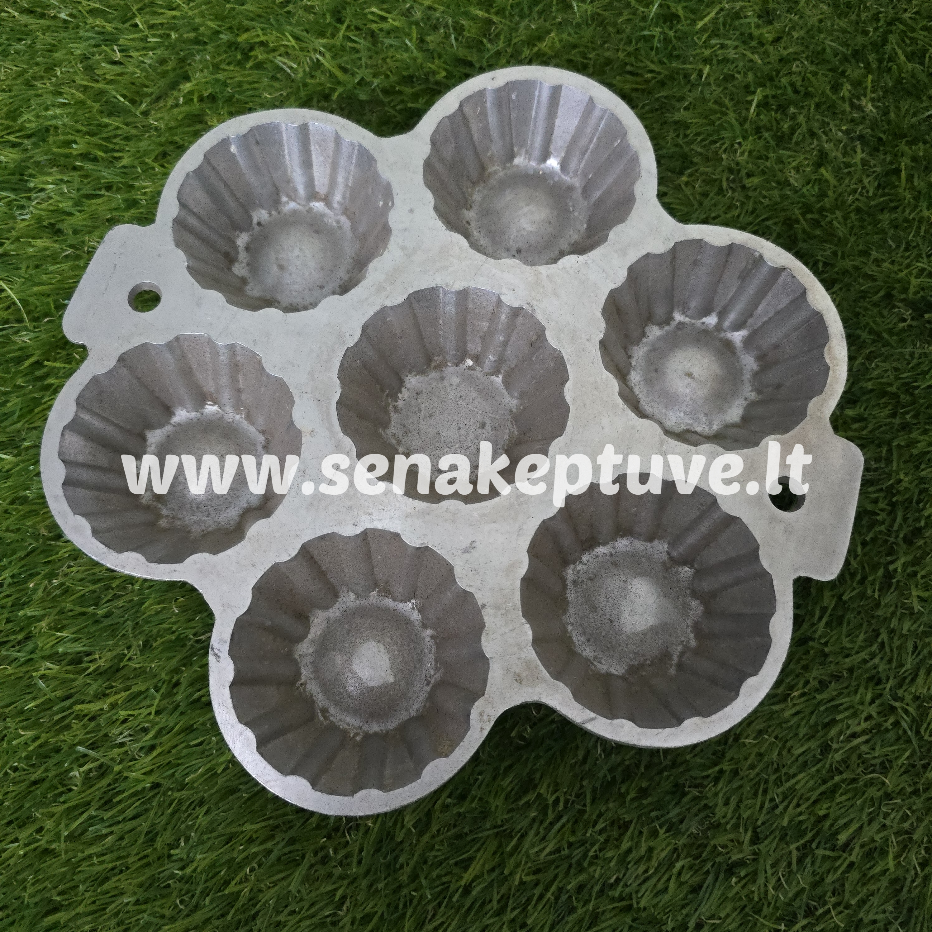 Senovinė krepšelių kepimo forma