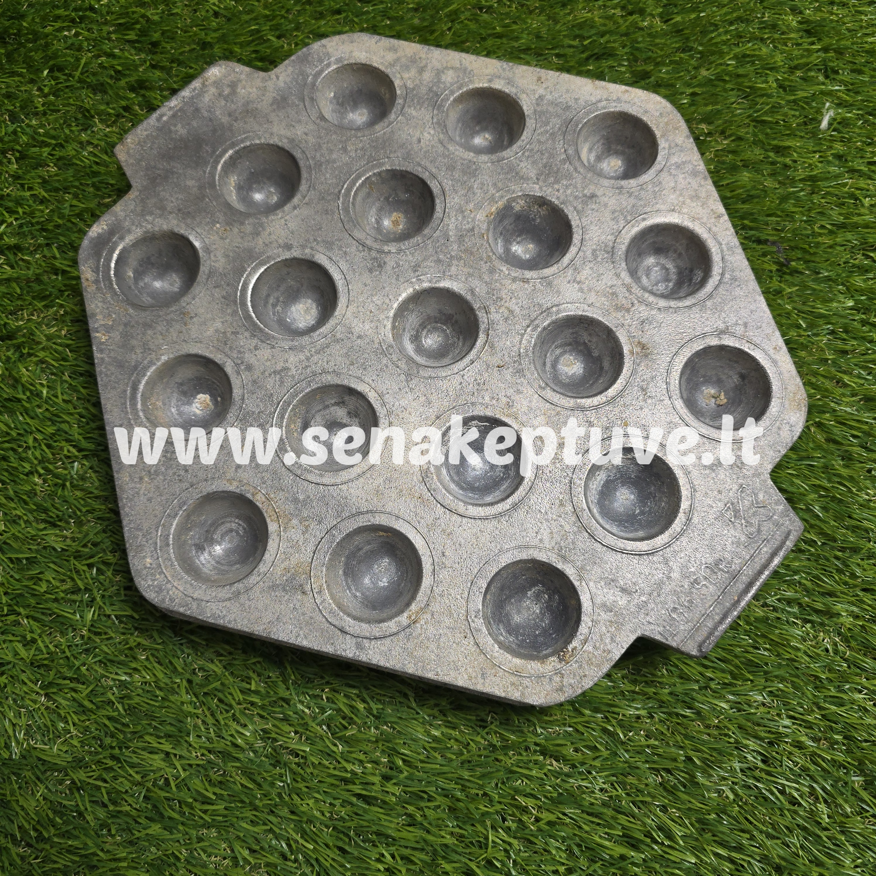 Senovinė krepšelių kepimo forma su dangčiu