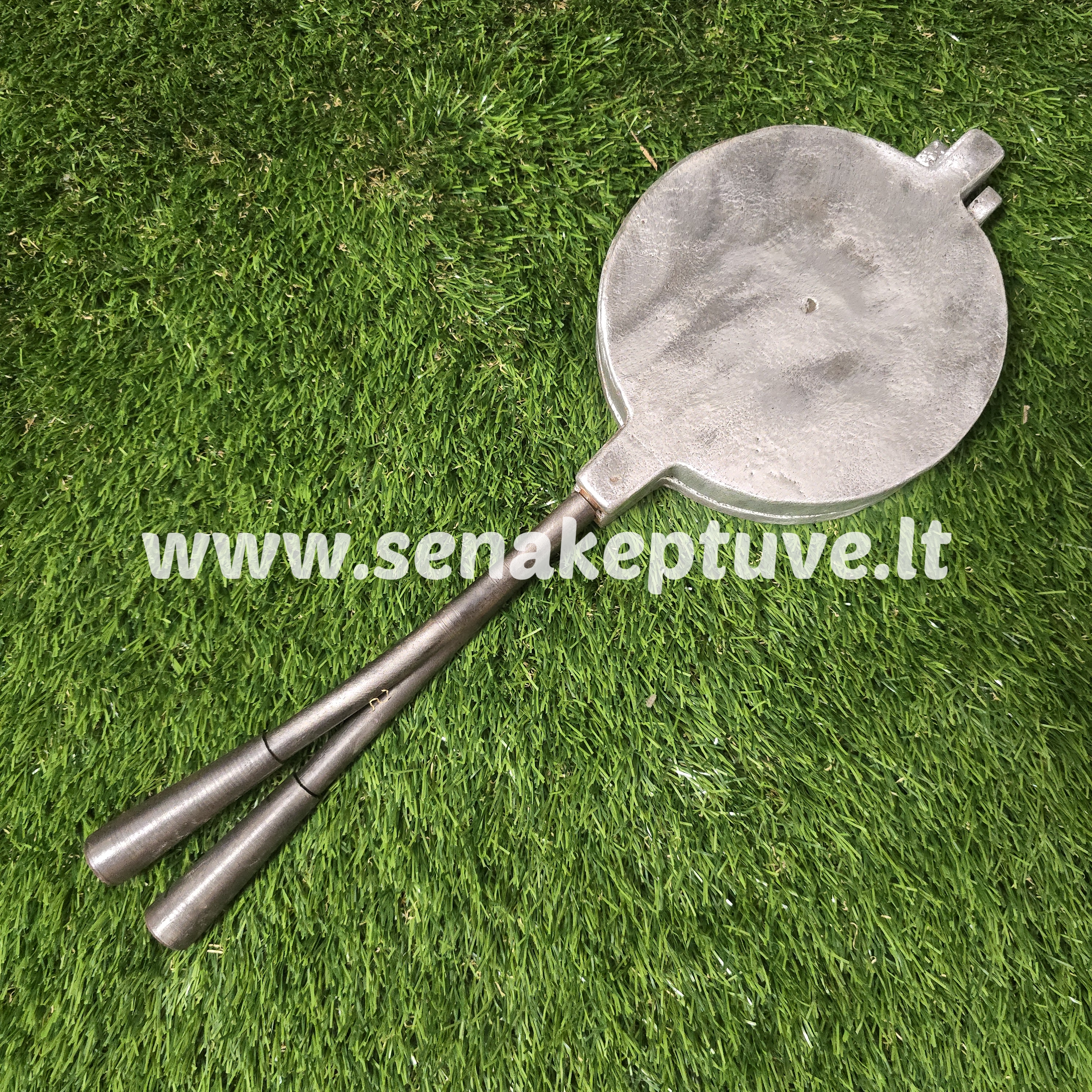 Senovinė riešutėlių keptuvė