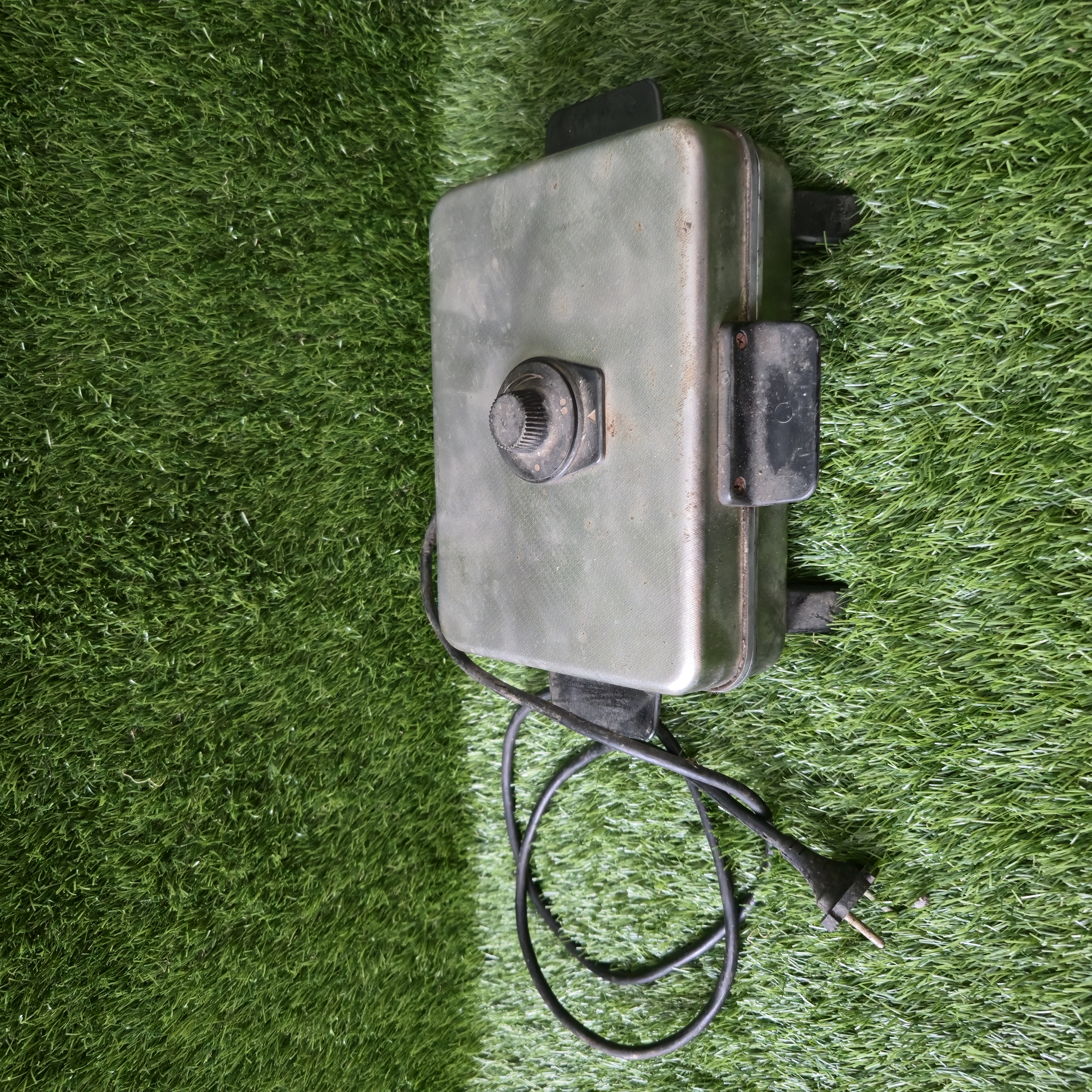 Senovinė elektrinė vaflinė su laidu