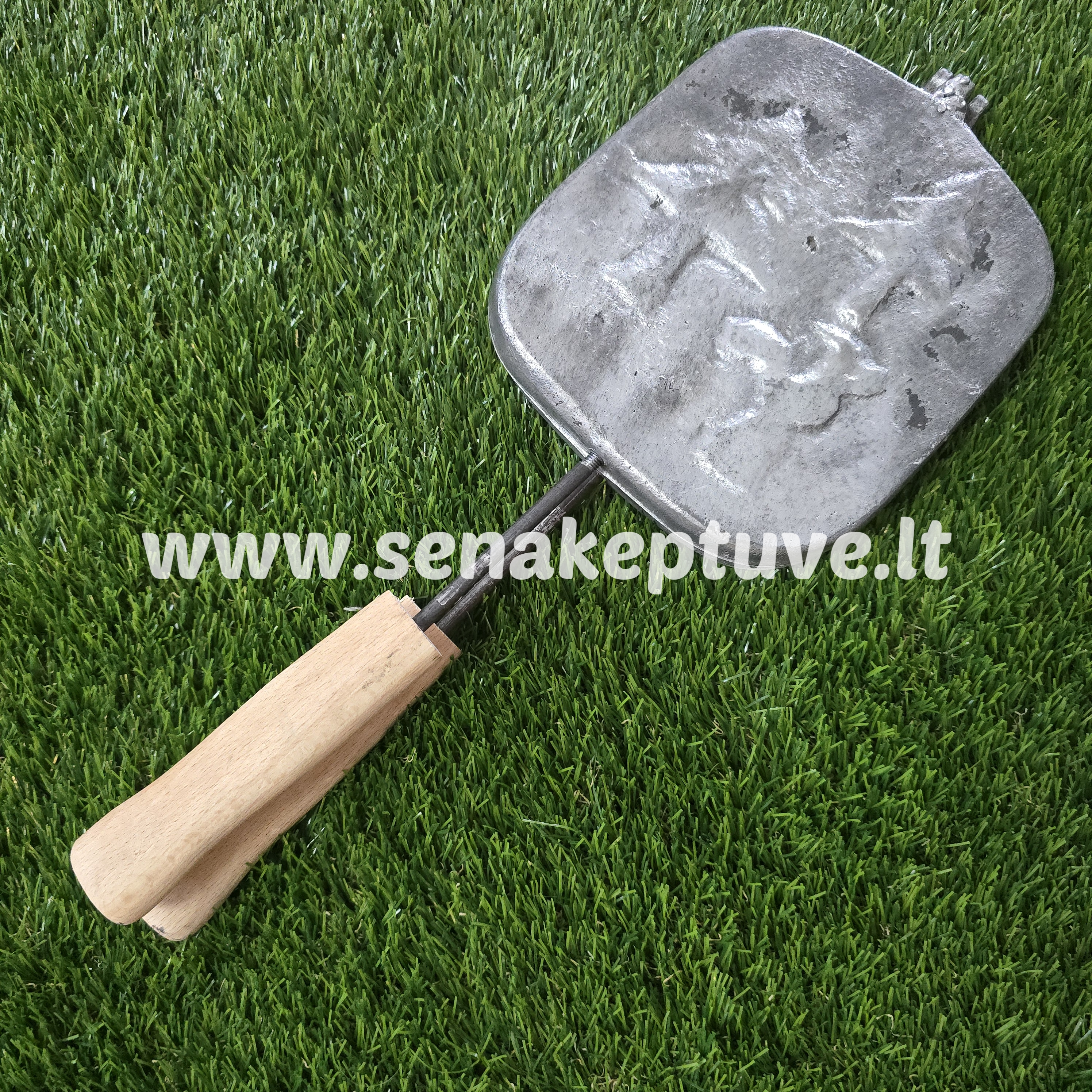 Senovinė asorti (4 voveraitės ir 2 kankorėžiai) keptuvė