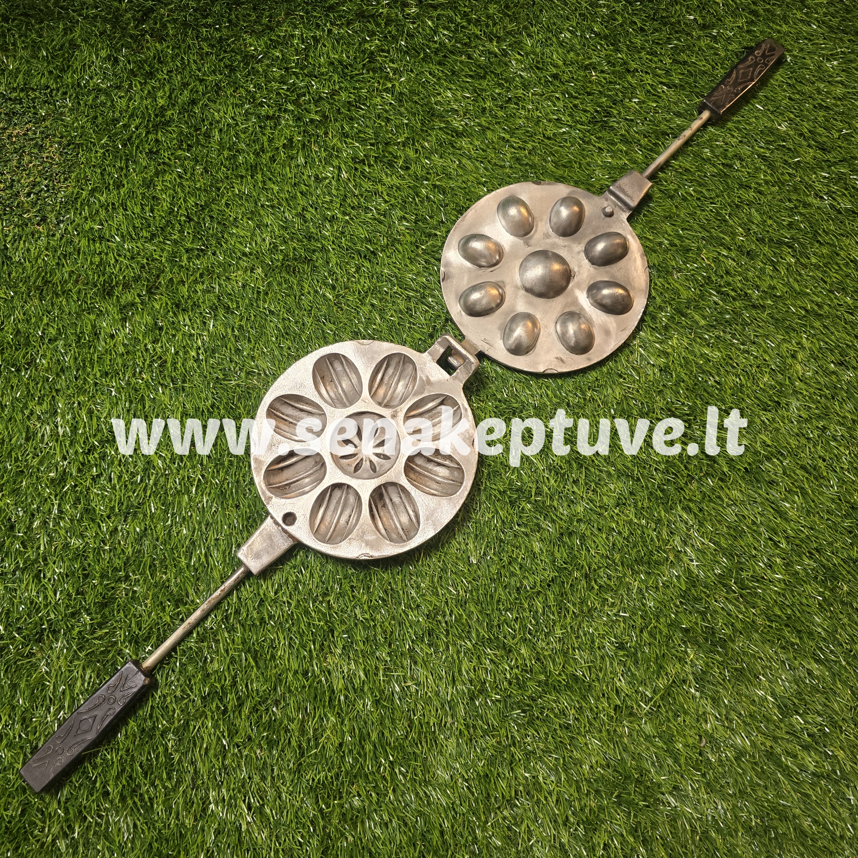 Senovinė riešutėlių keptuvė