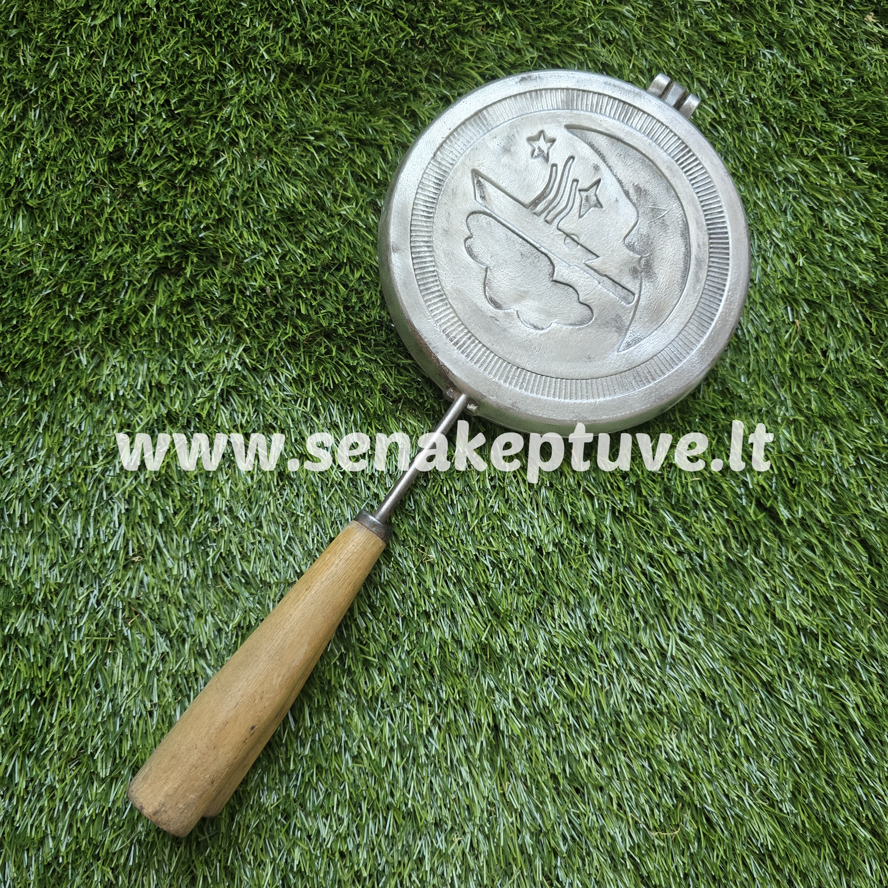 Senovinė asorti (antytė, šuniukas, gaidelis, voveraitė, paršelis, žuvytė, meškutis) keptuvė