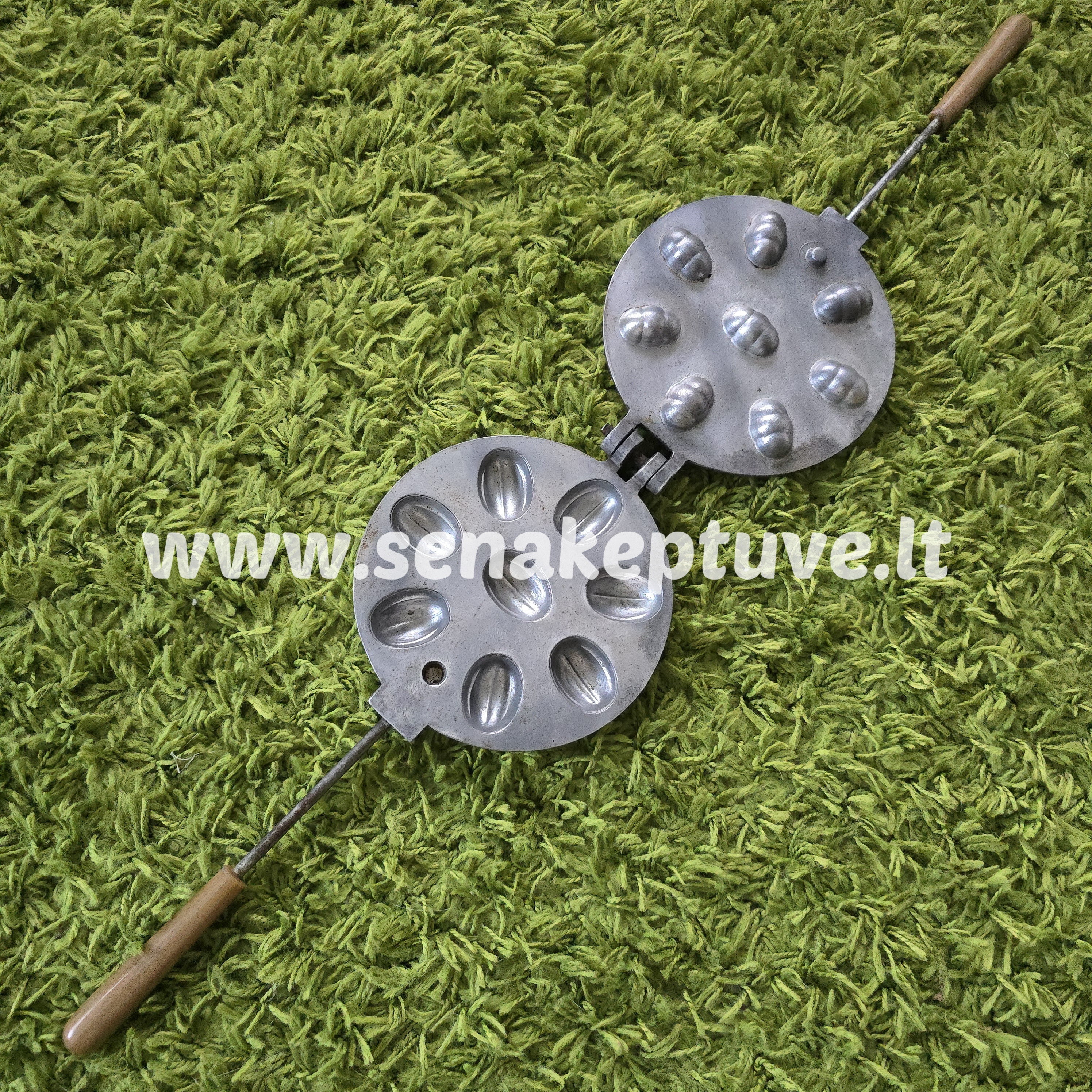 Senovinė riešutėlių keptuvė