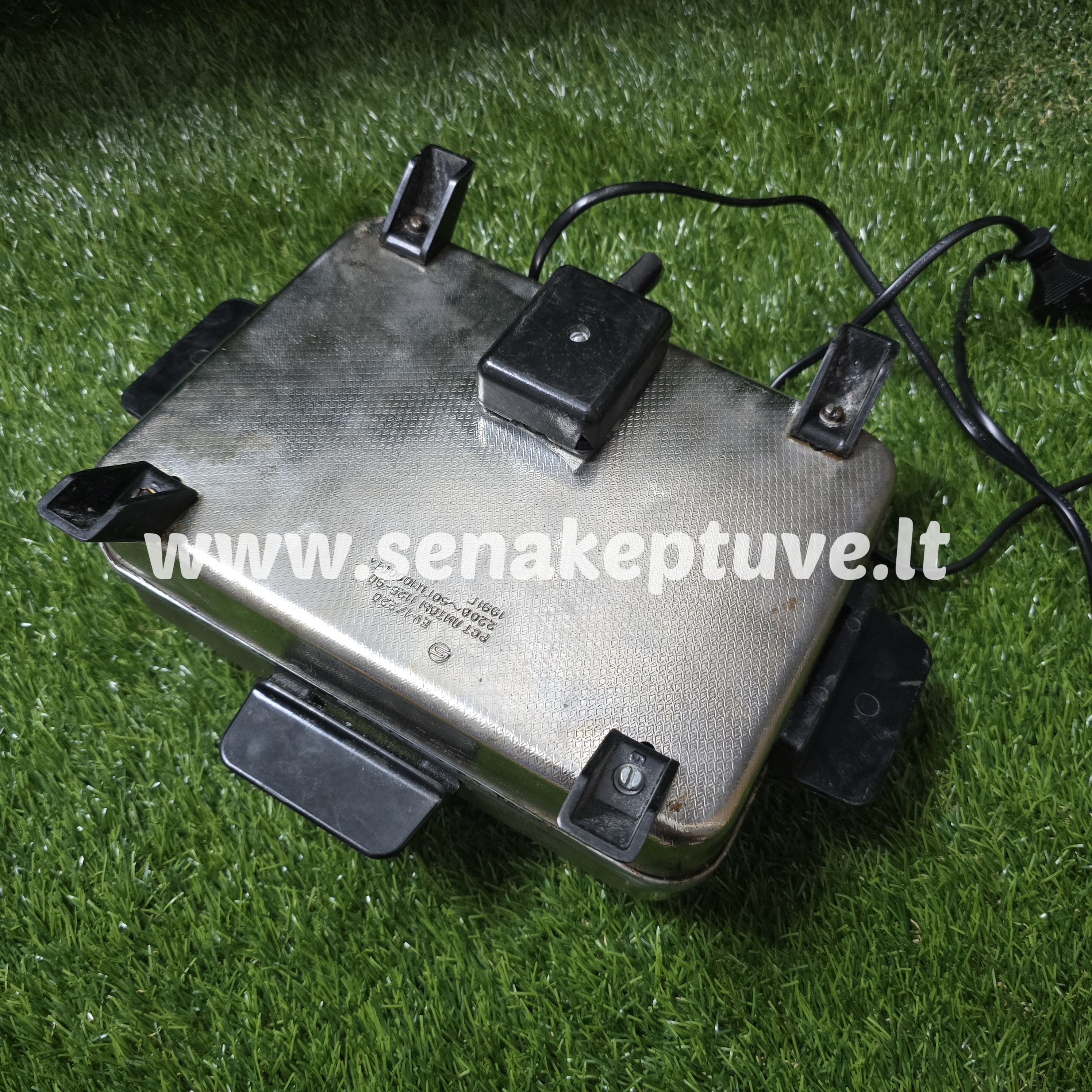 Senovinė elektrinė vaflinė su laidu