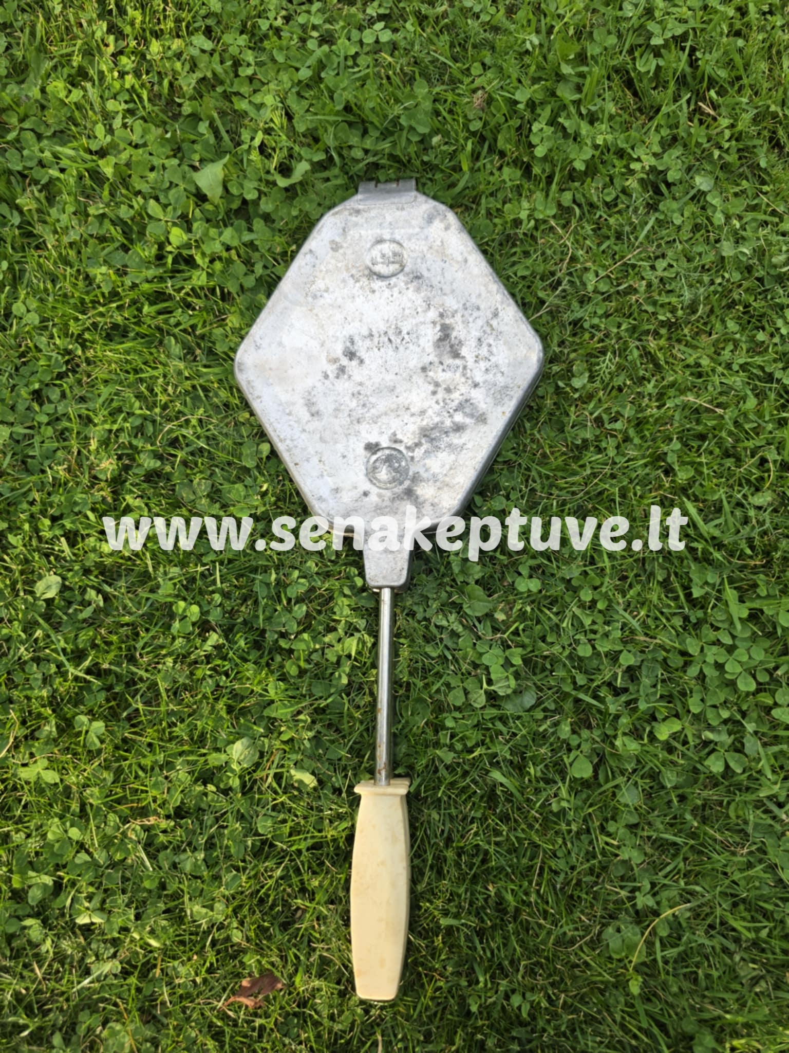 Senovinė kaštonų keptuvė