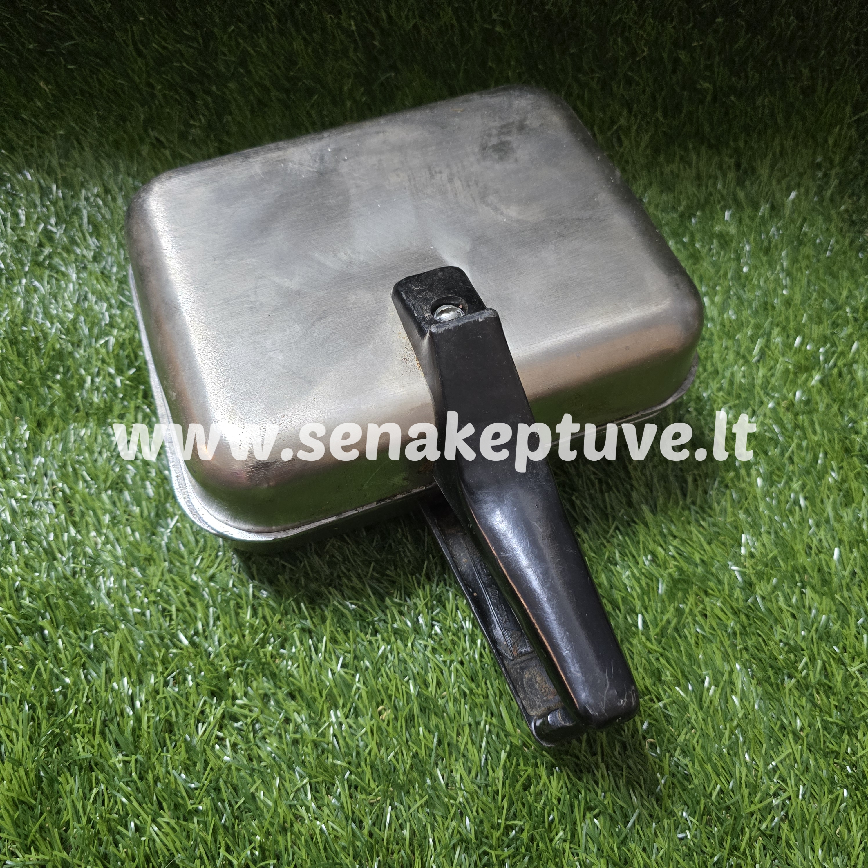 Senovinė elektrinė vaflinė su laidu (kreivas vyris, nuskilusi apatinės kojos dalis)