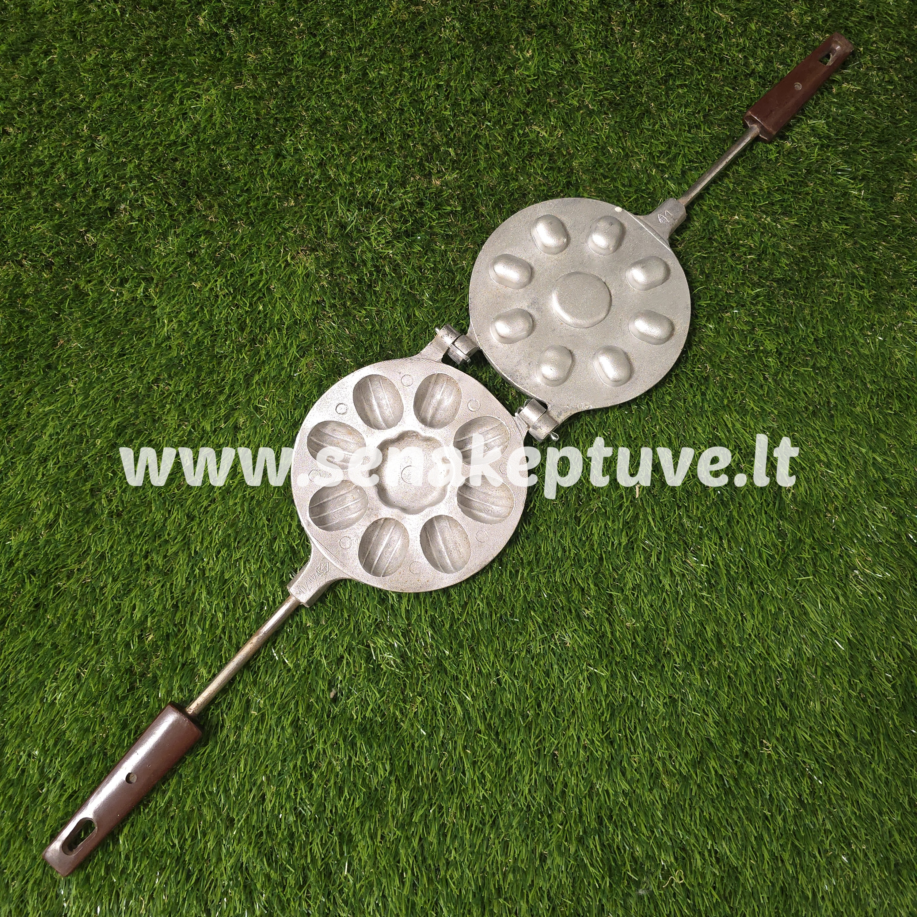 Senovinė riešutėlių keptuvė