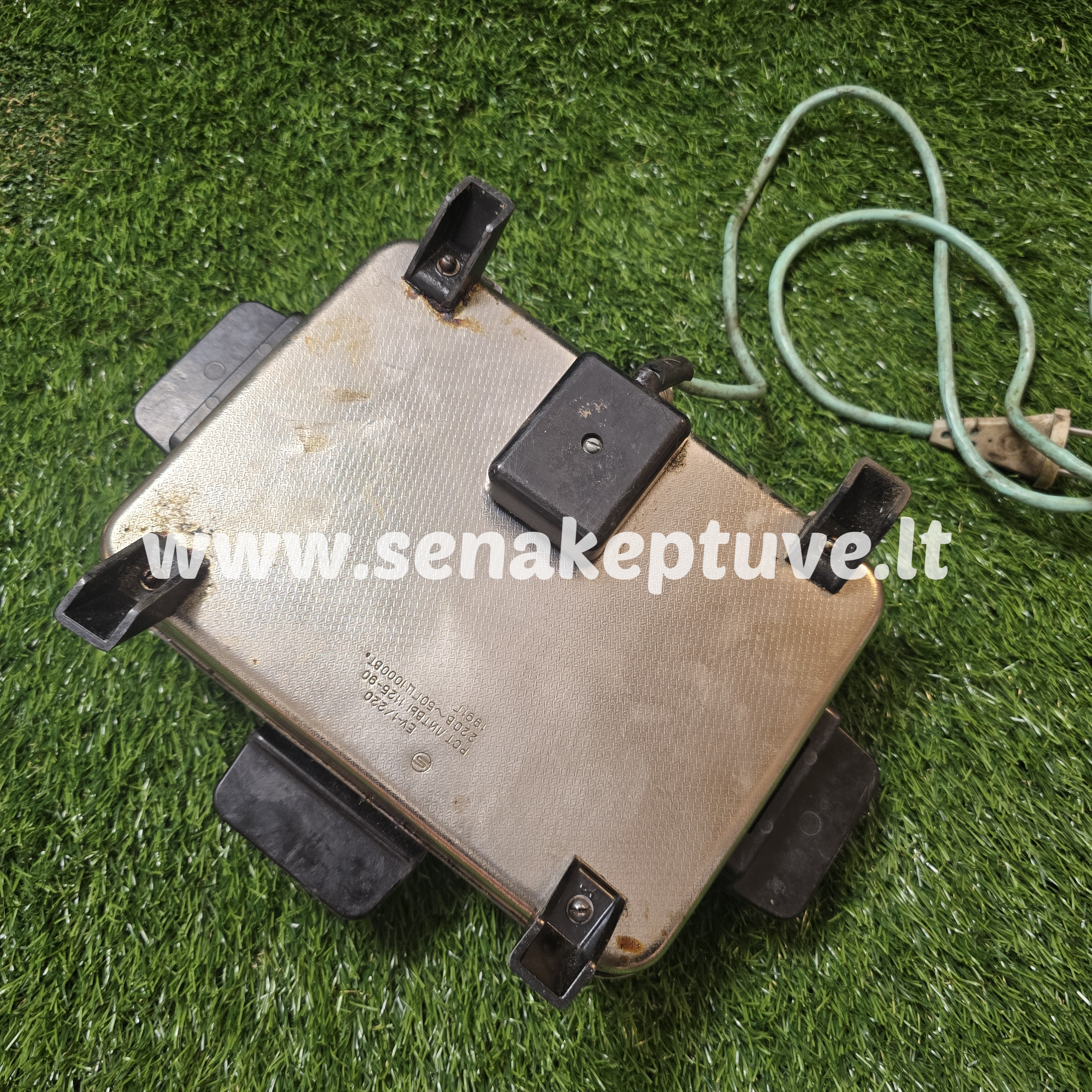 Senovinė elektrinė vaflinė su laidu