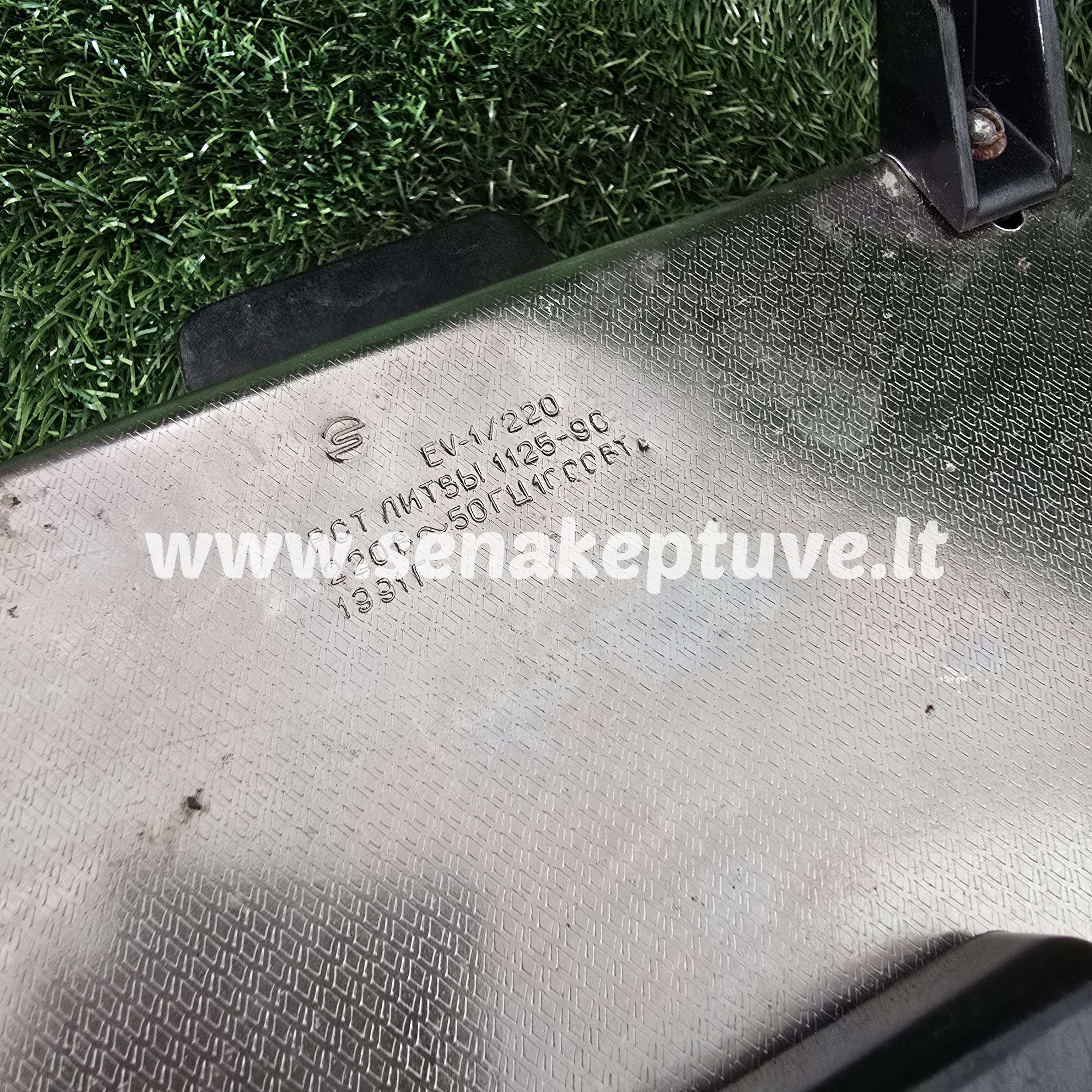 Senovinė elektrinė vaflinė su laidu