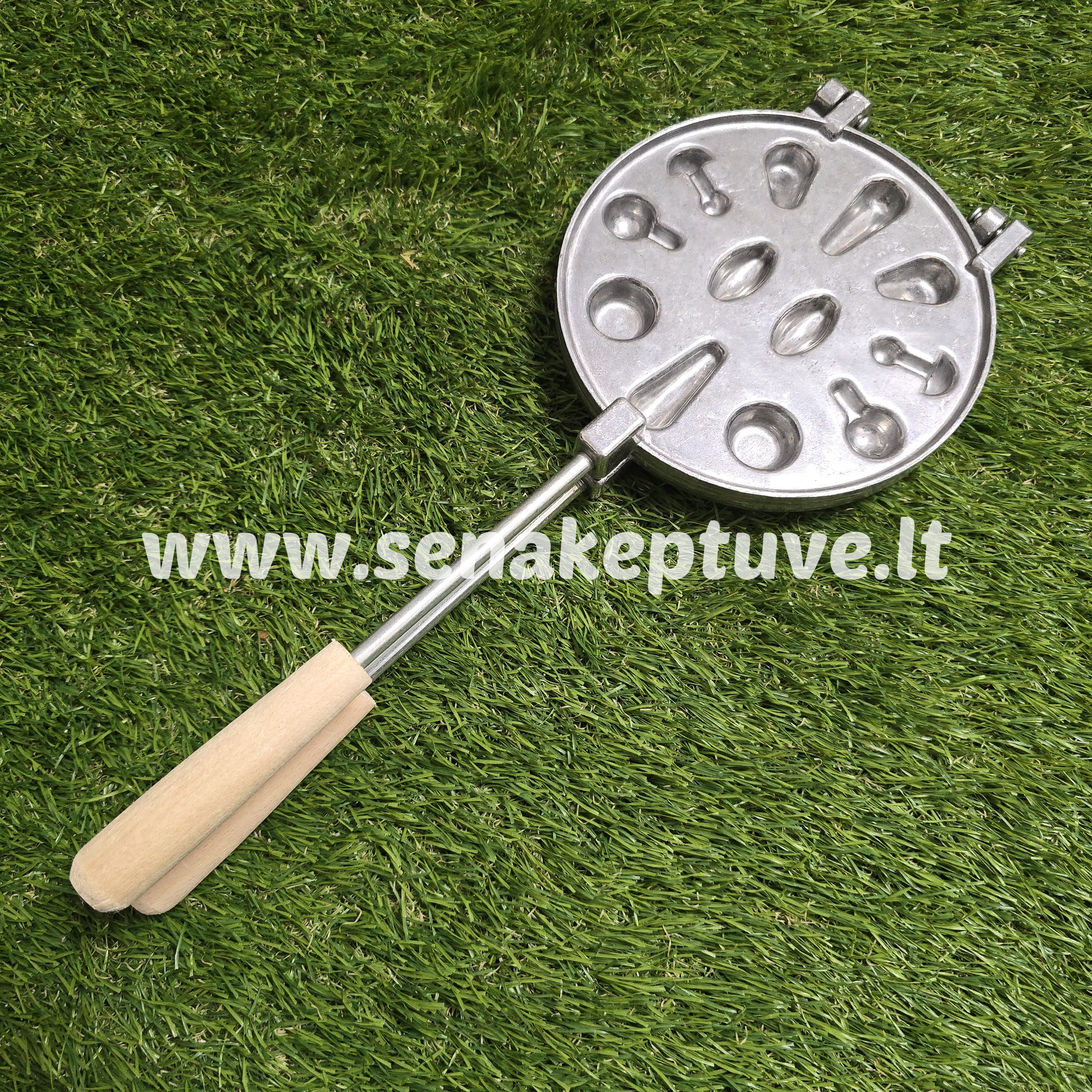 Šiuolaikinė asorti (2 gilės, 2 grybukai, 2 kriaušės, 2 kriauklytės, 2 gėlytės ir 2 kankorėžiai) keptuvė