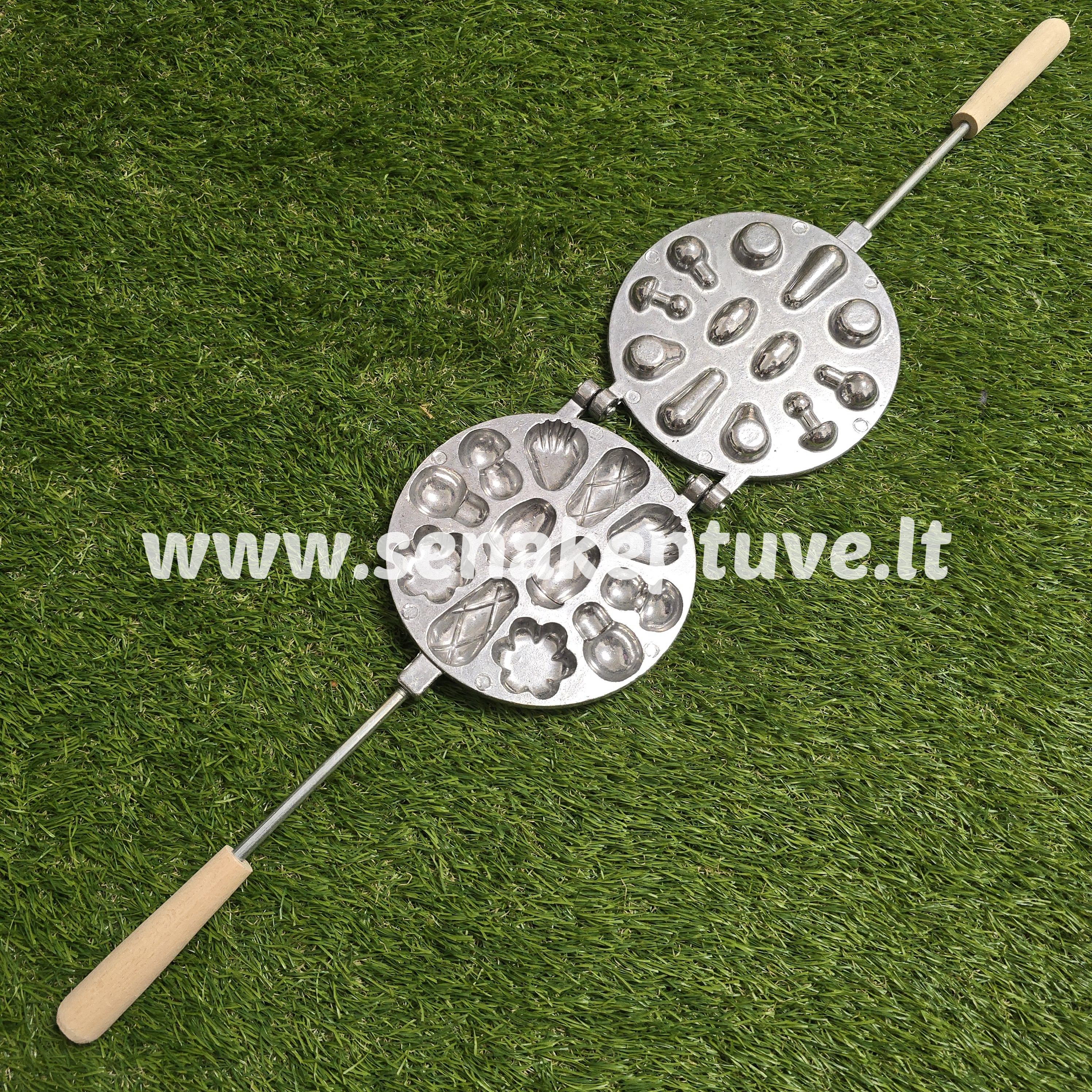 Šiuolaikinė asorti (2 gilės, 2 grybukai, 2 kriaušės, 2 kriauklytės, 2 gėlytės ir 2 kankorėžiai) keptuvė