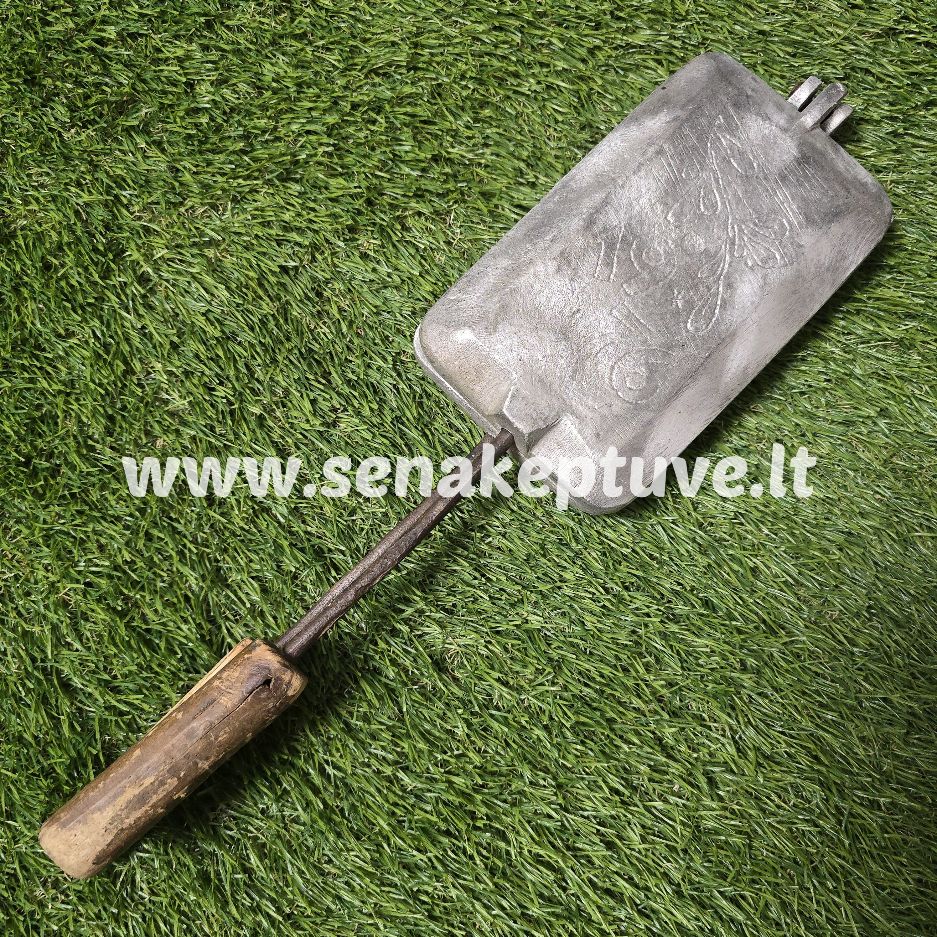 Senovinė asorti keptuvė (paukštelis, zuikutis, 2 voverės, 2 grybukai)