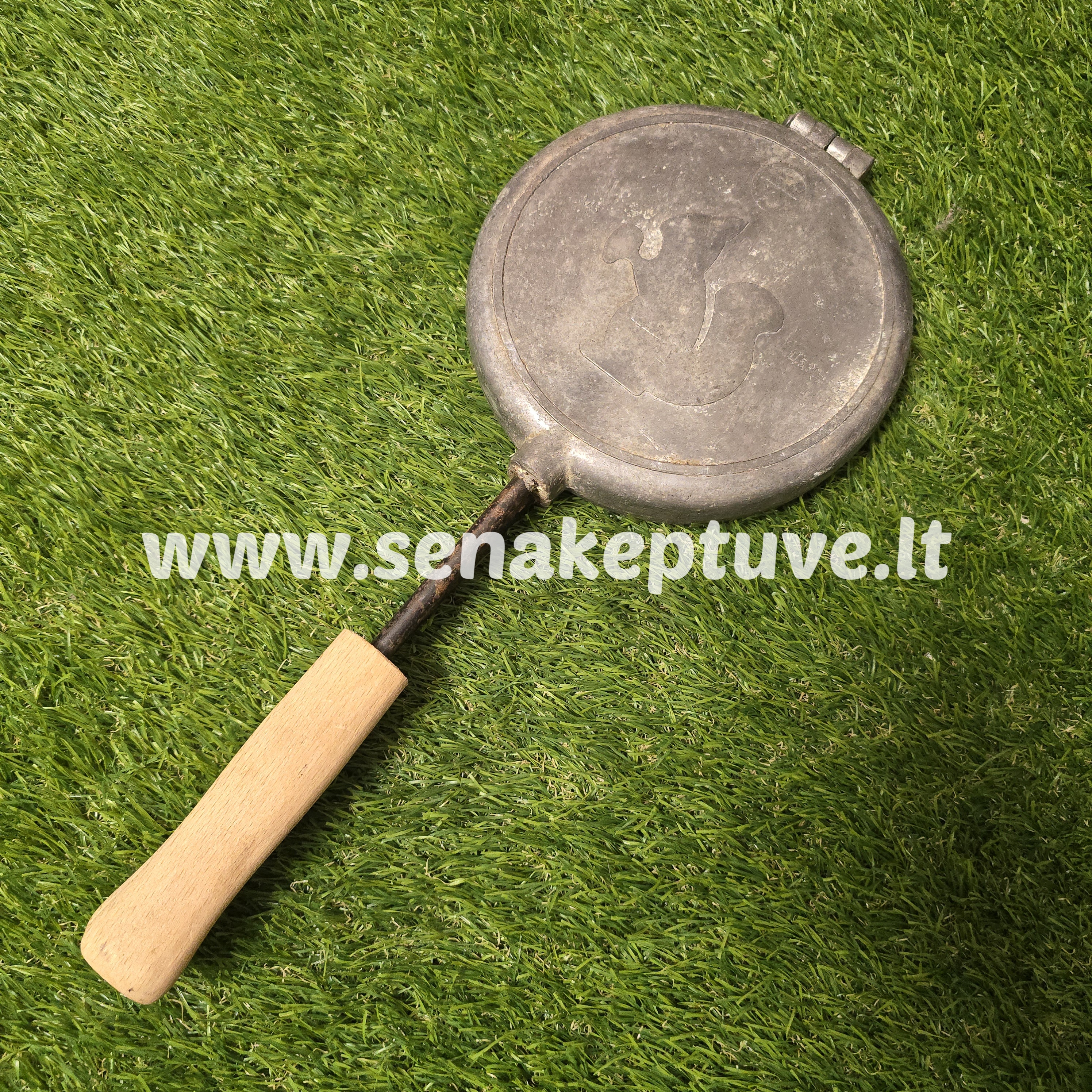 Senovinė asorti keptuvė (2 voveraitės ir 3 grybukai)