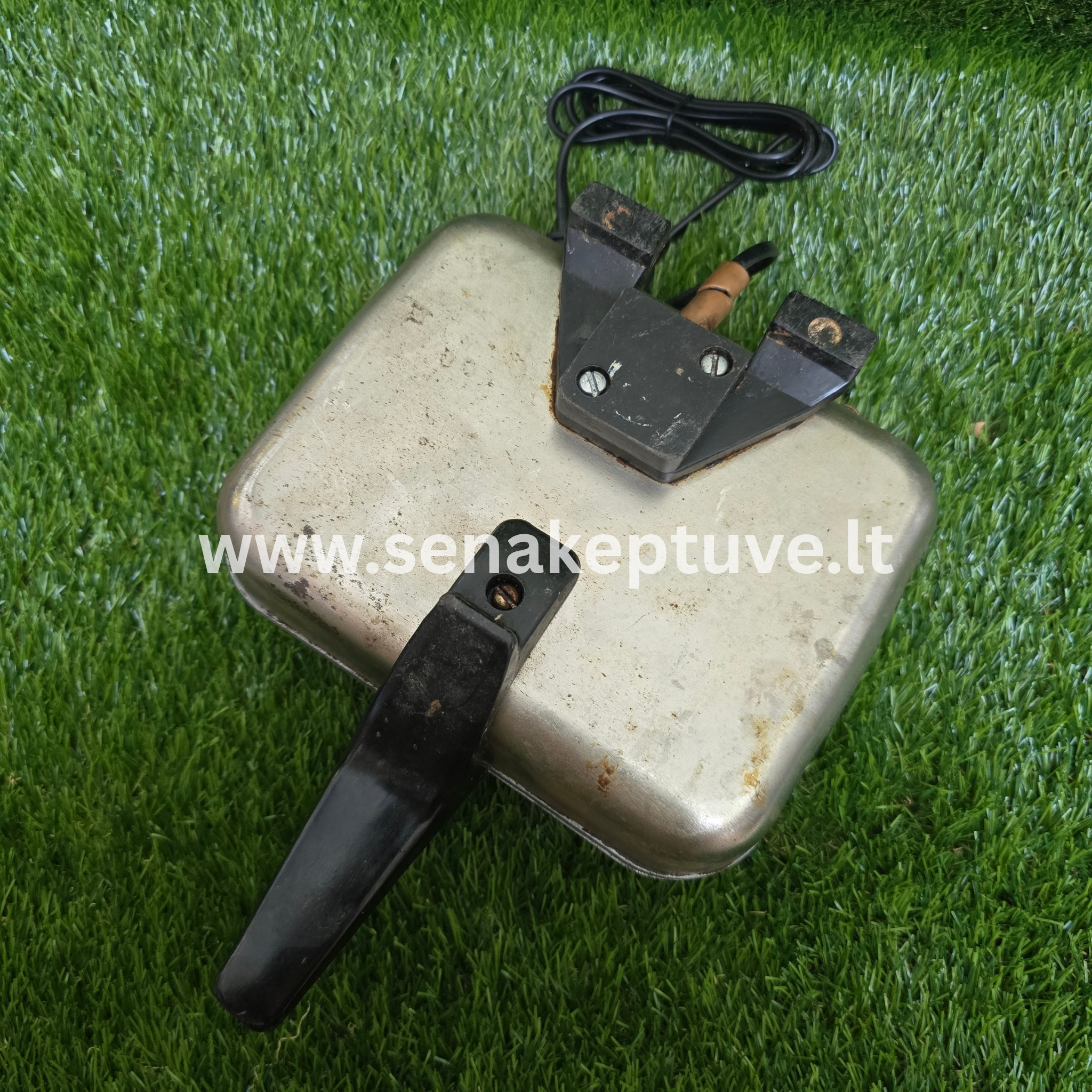 Senovinė elektrinė vaflinė su laidu