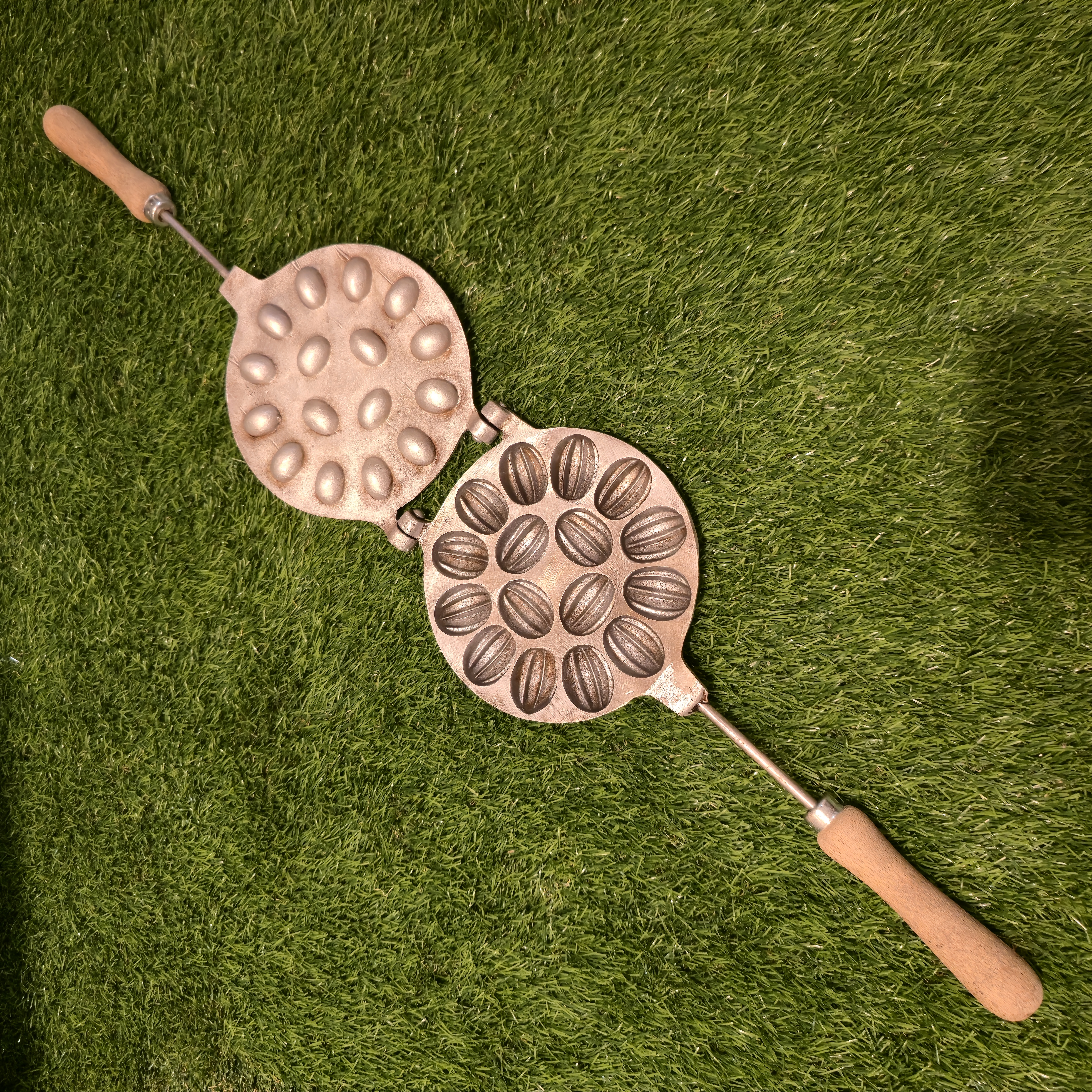 Senovinė riešutėlių keptuvė