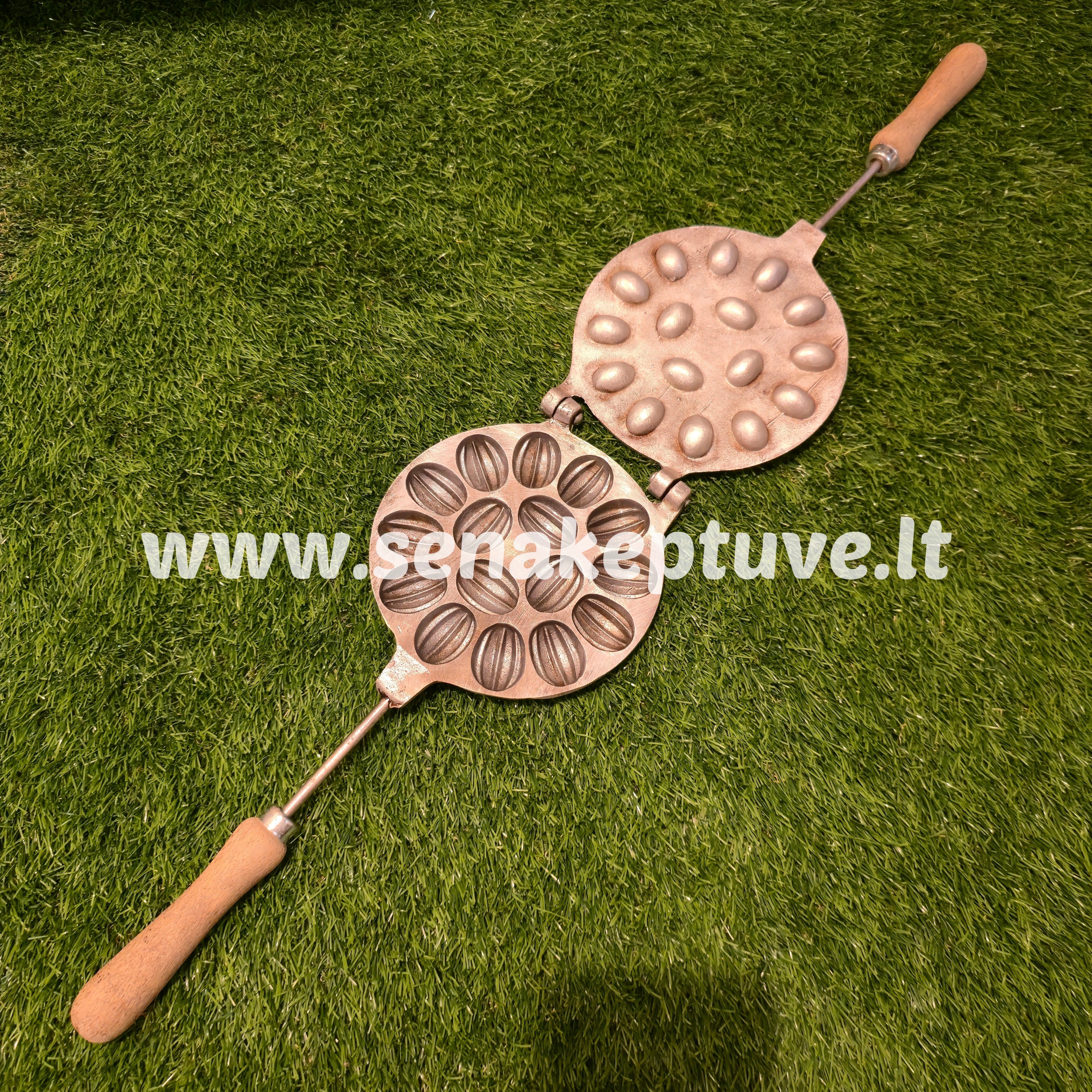 Senovinė riešutėlių keptuvė