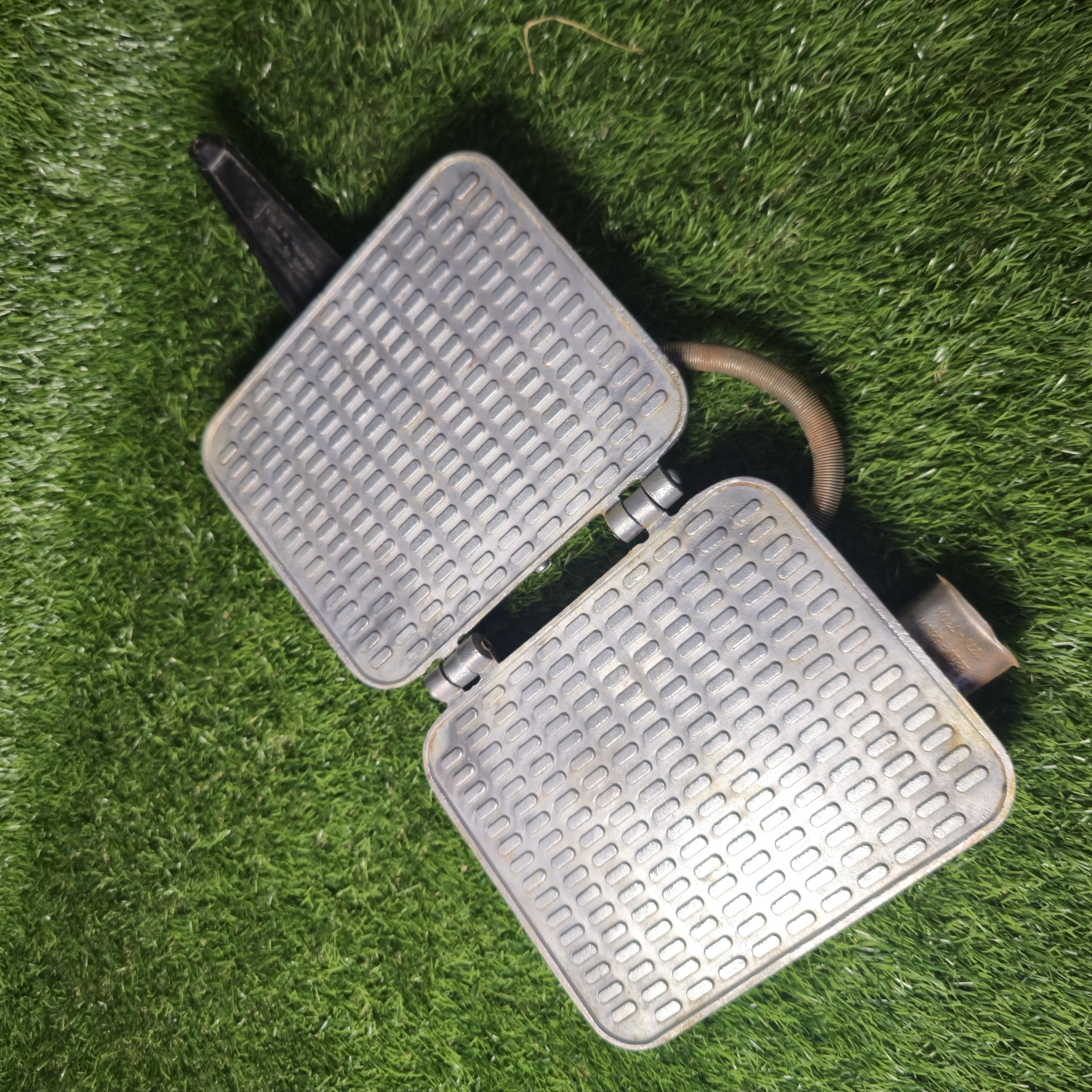 Senovinė elektrinė vaflinė su laidu (nėra apatinės rankenos)