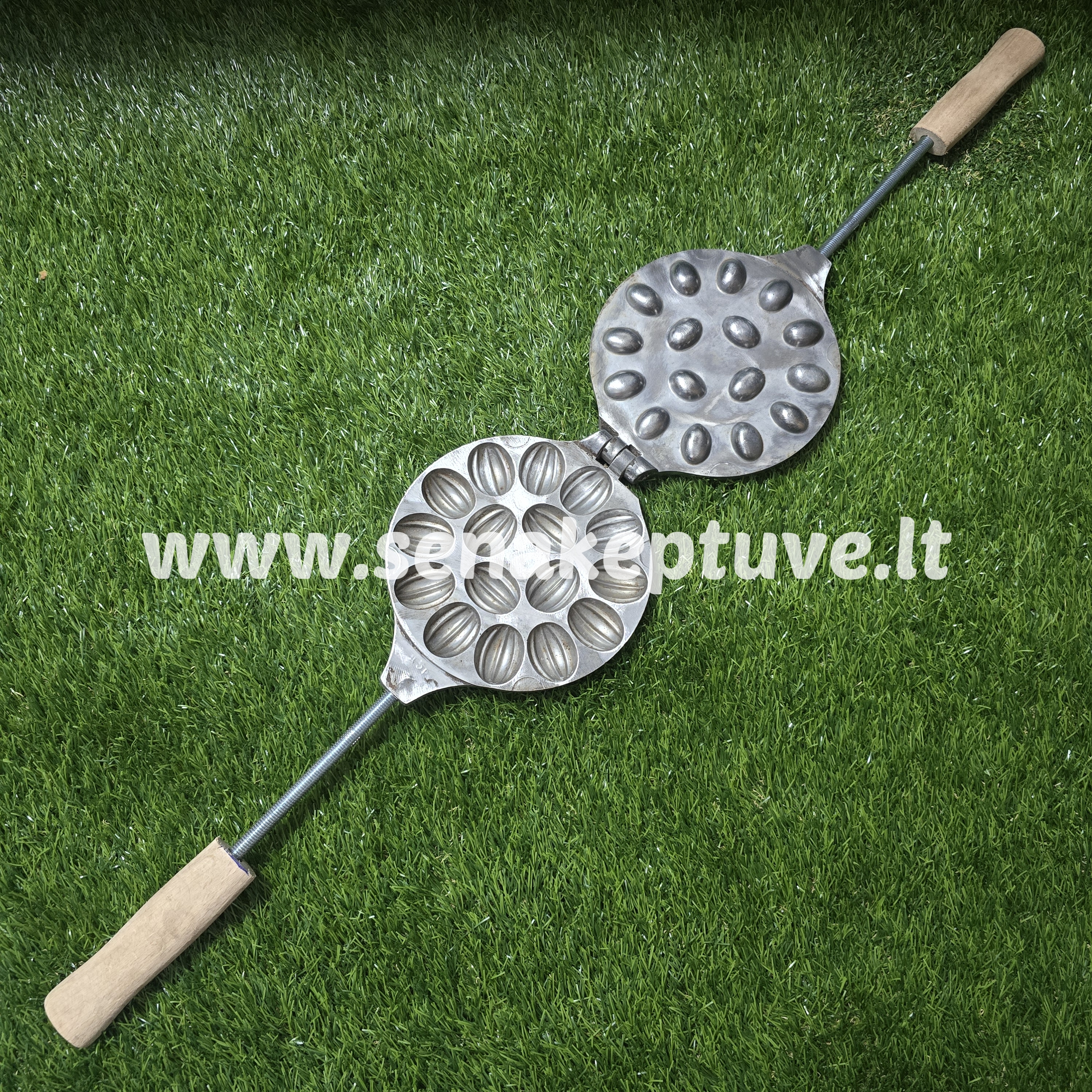 Senovinė riešutėlių keptuvė