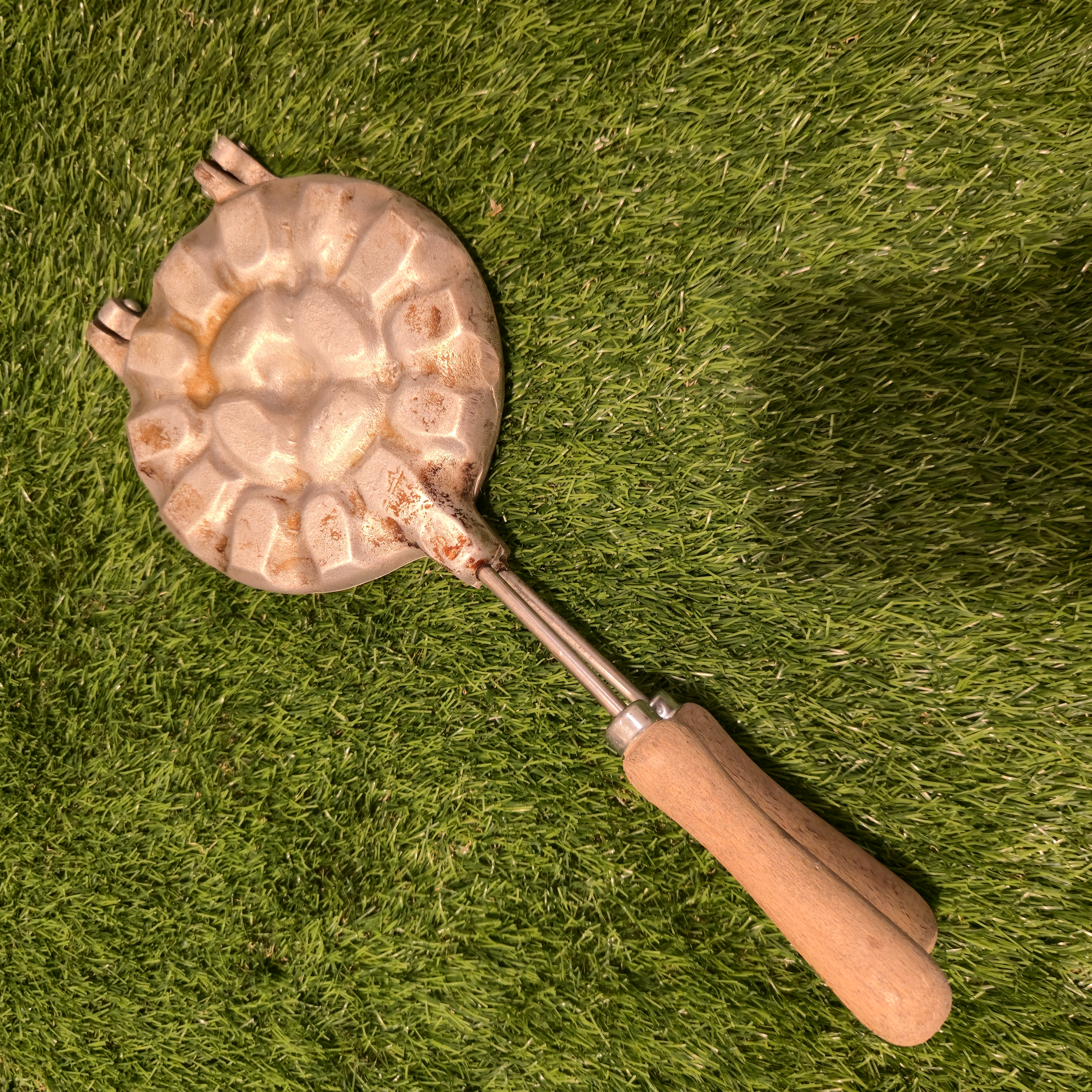 Senovinė riešutėlių keptuvė