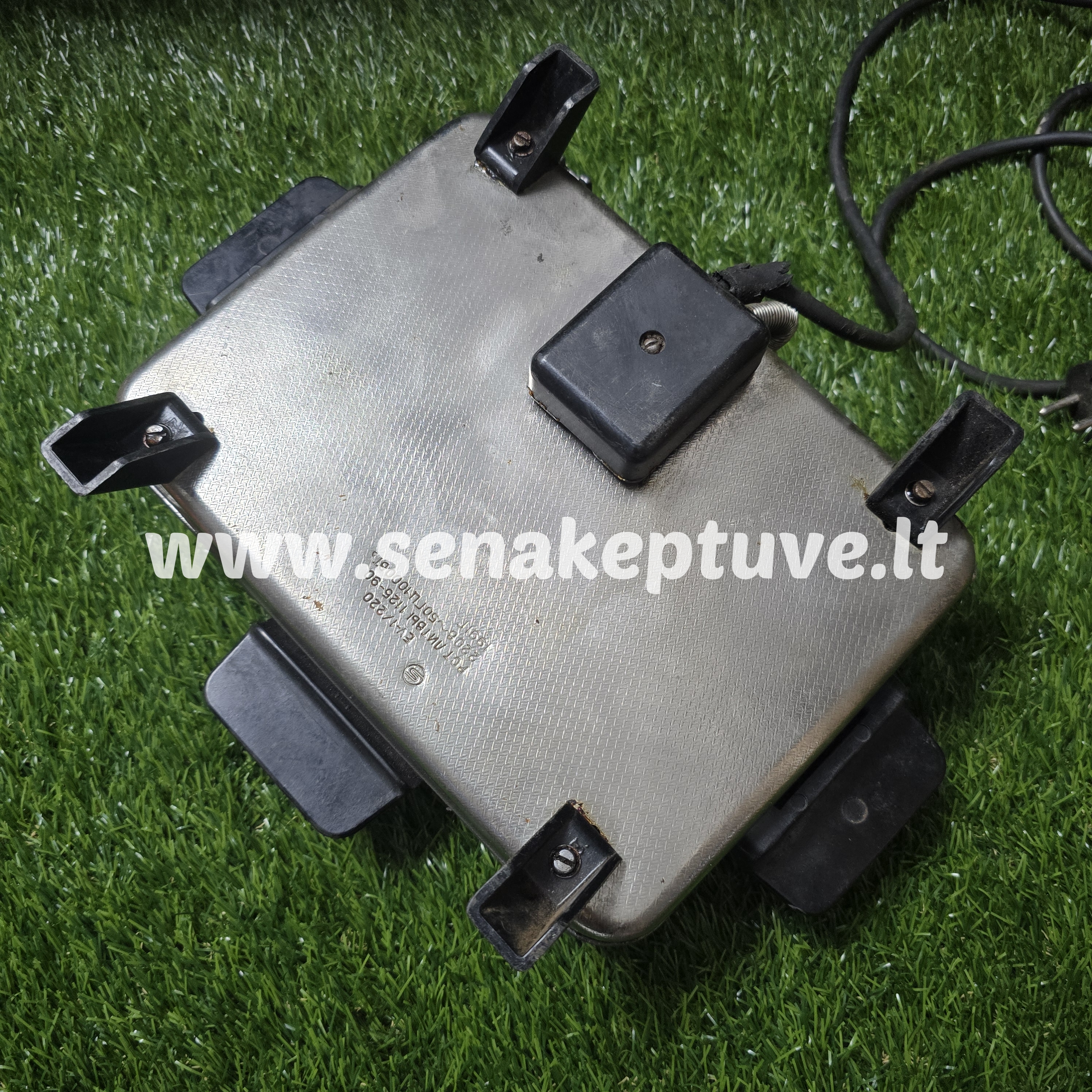 Senovinė elektrinė vaflinė su laidu