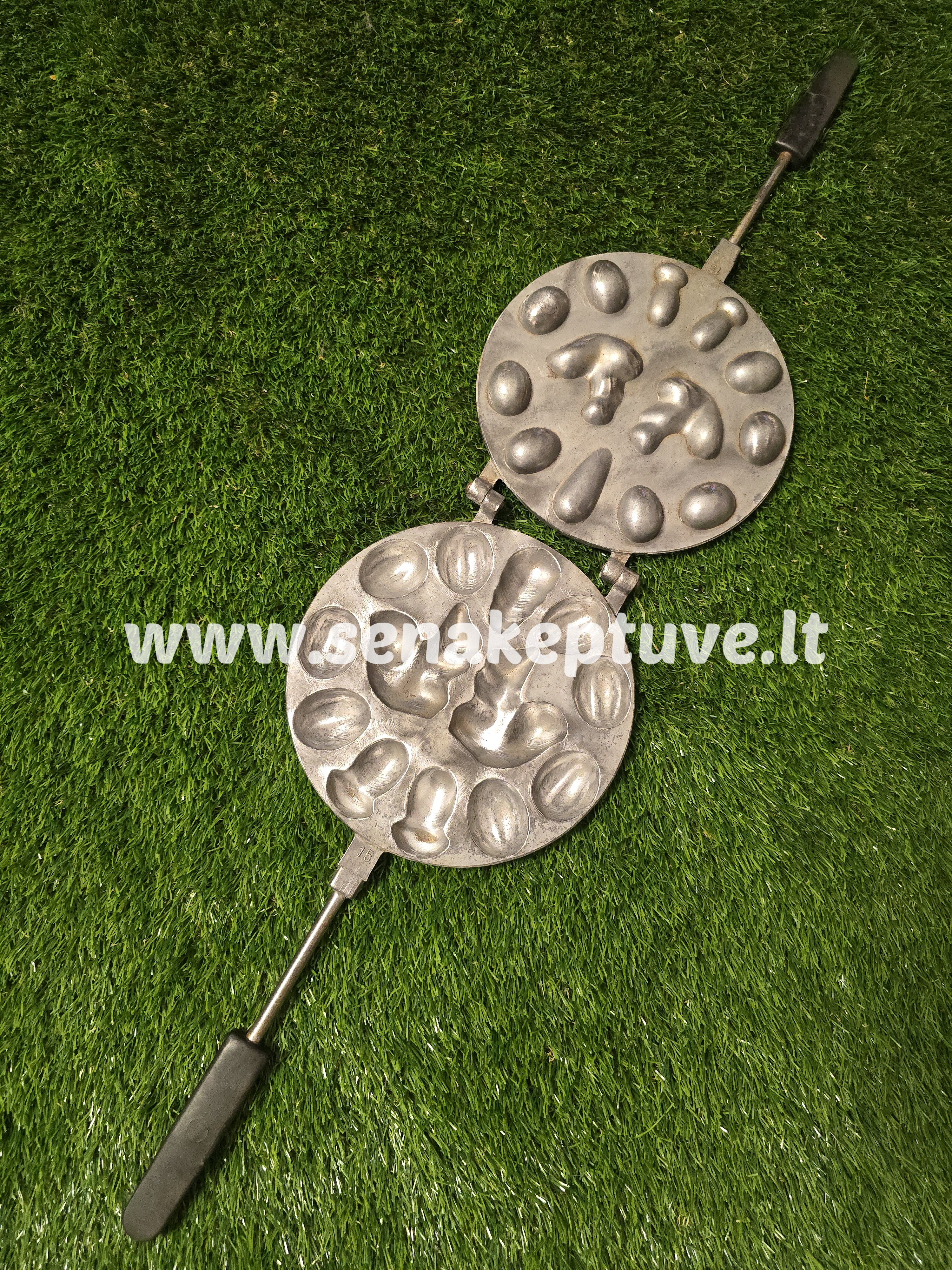 Senovinė asorti (2 voveraitės, 1 kankorėžis, 2 grybukai, 8 riešutėliai) keptuvė