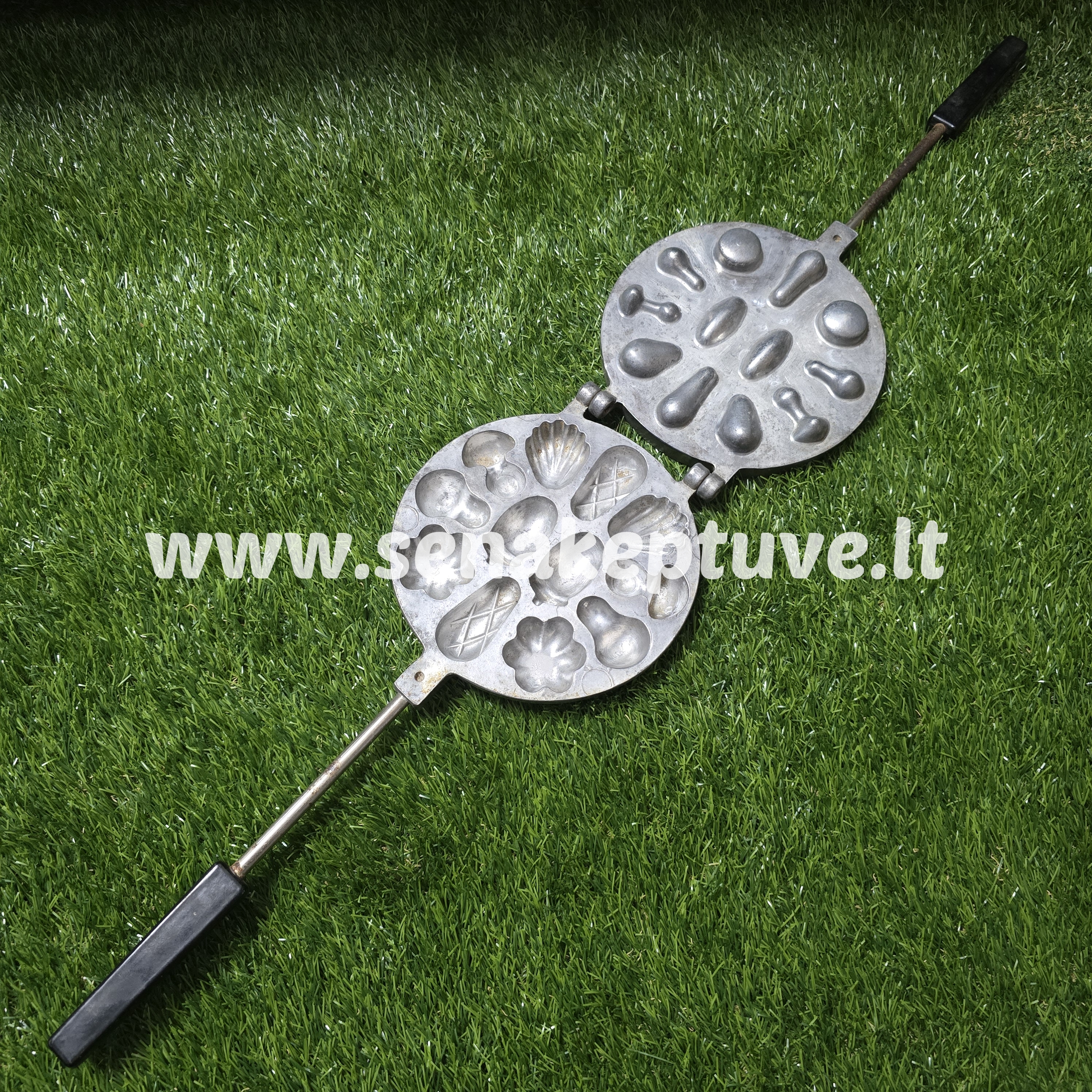 Senovinė asorti (2 gilės, 2 grybukai, 2 kriaušės, 2 kriauklytės, 2 gėlytės ir 2 kankorėžiai) keptuvė