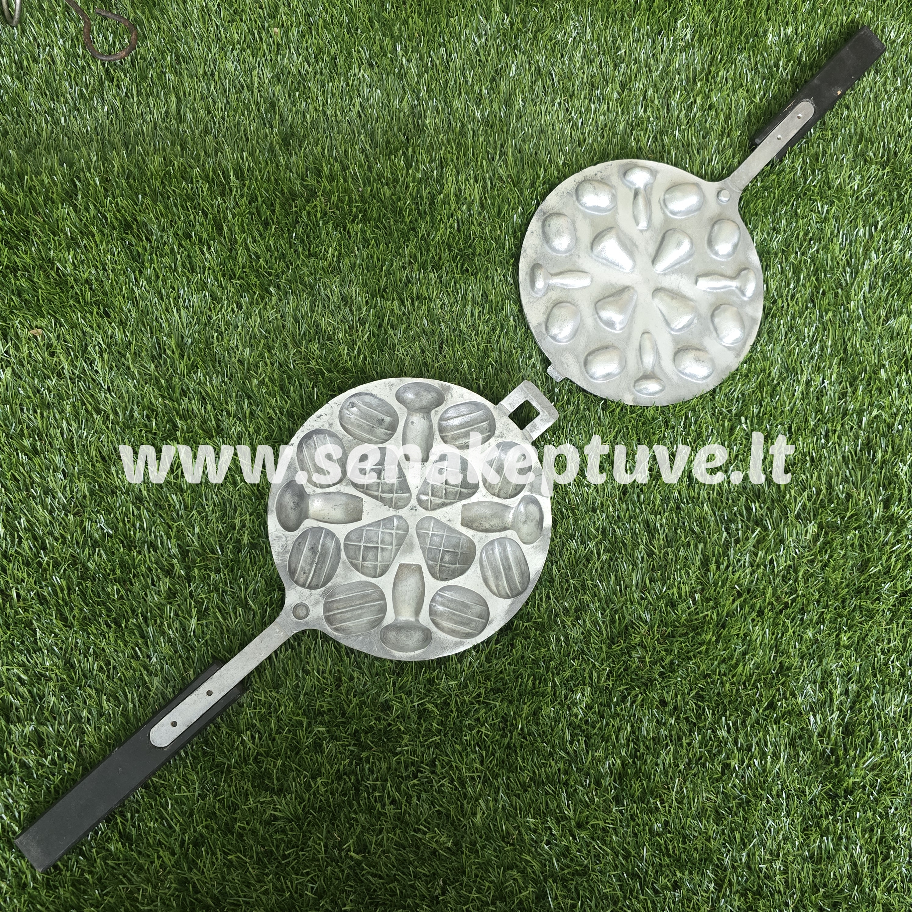 Senovinė asorti (4 grybukai, 4 kankorėžiai, 8 riešutėliai) keptuvė