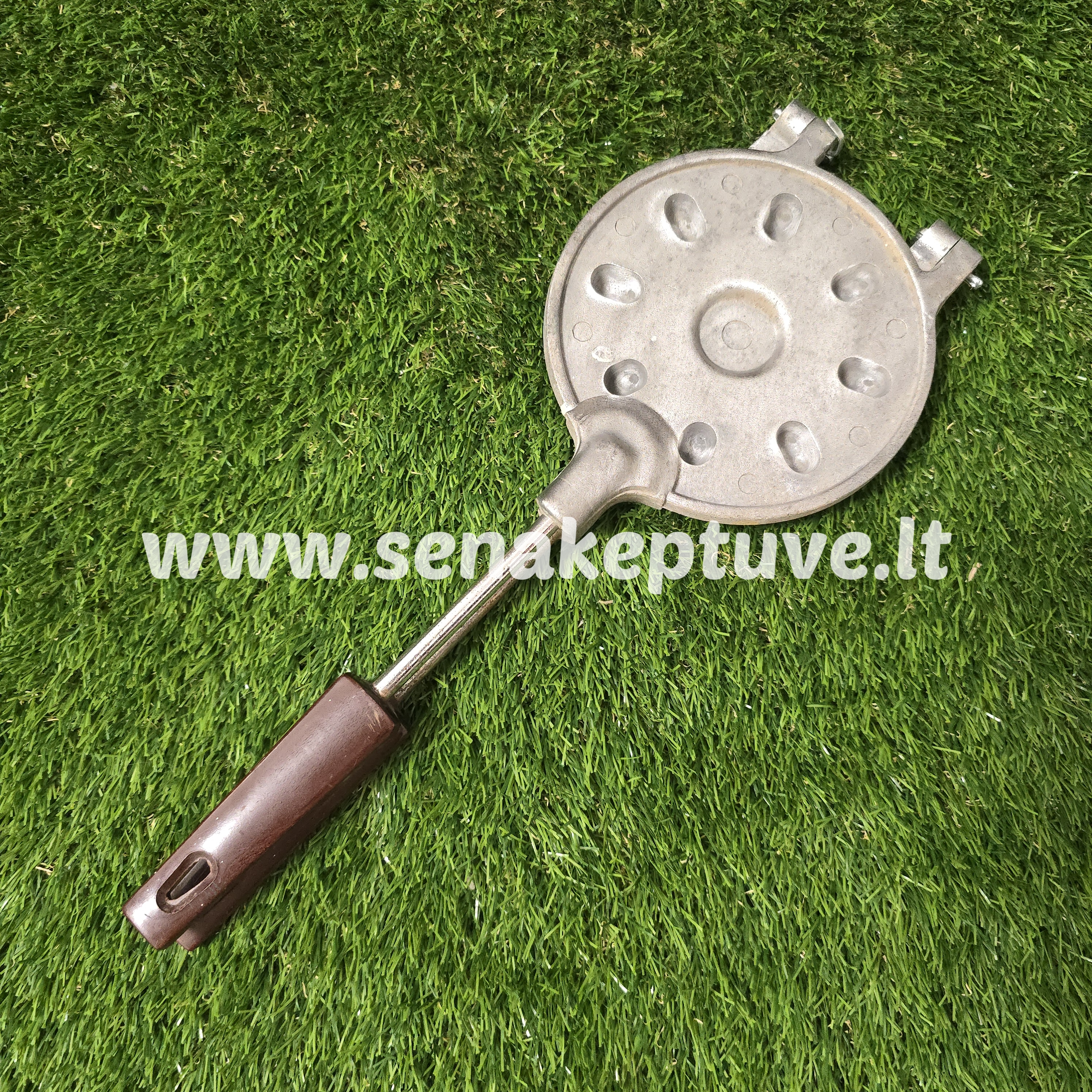 Senovinė riešutėlių keptuvė