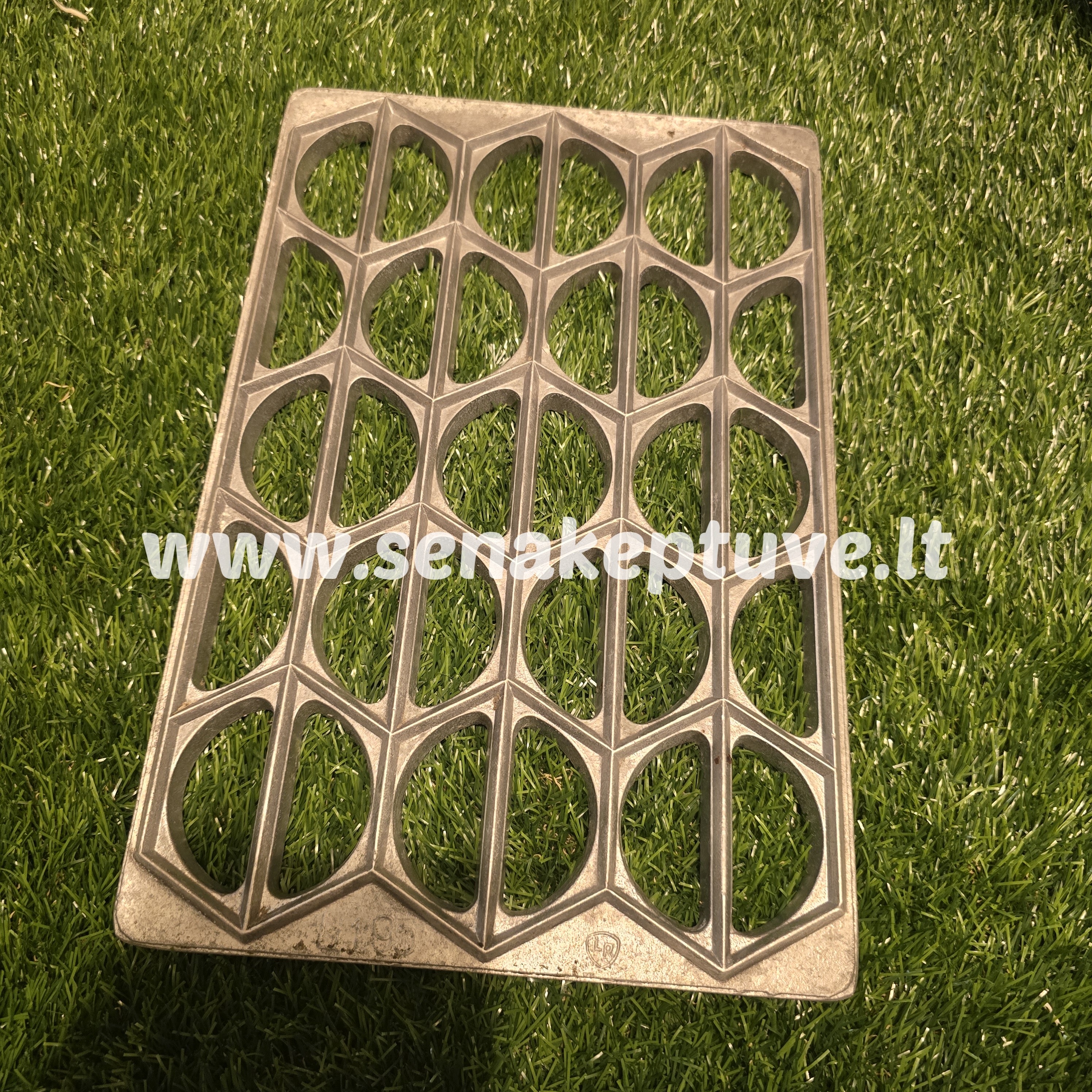 Senovinė koldūnų kepimo forma