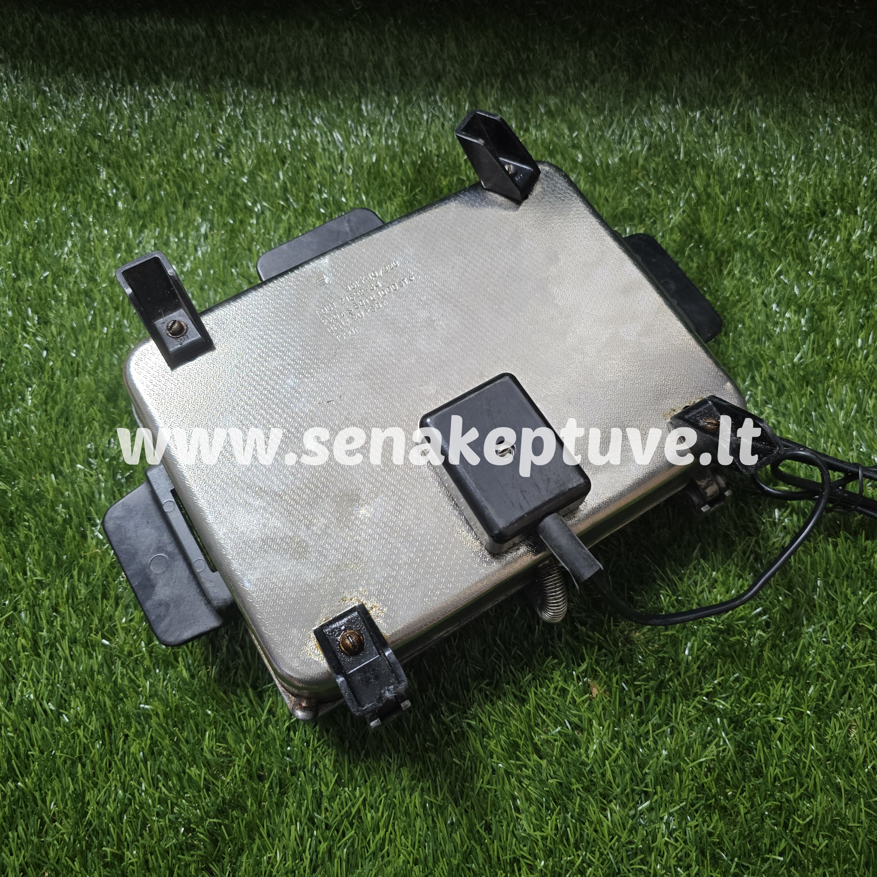 Senovinė elektrinė vaflinė su laidu