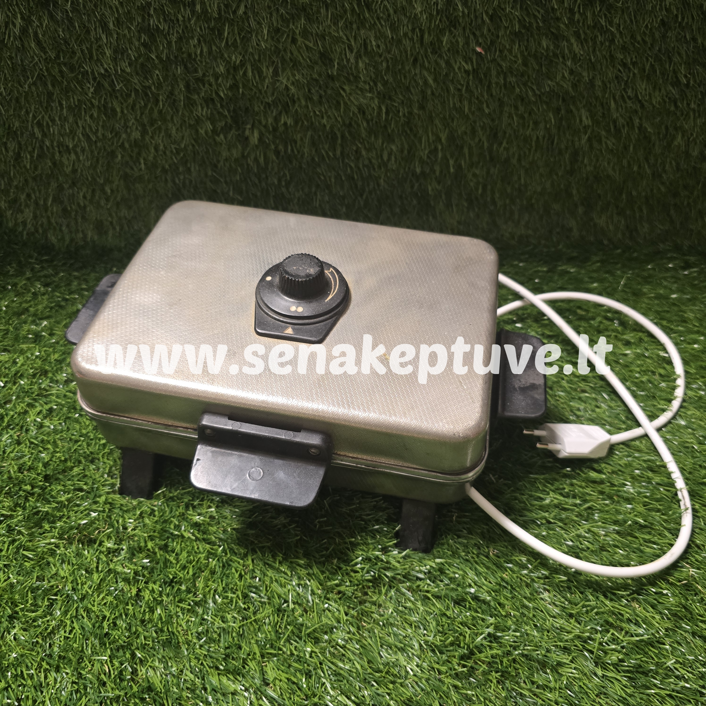 Senovinė elektrinė vaflinė su laidu