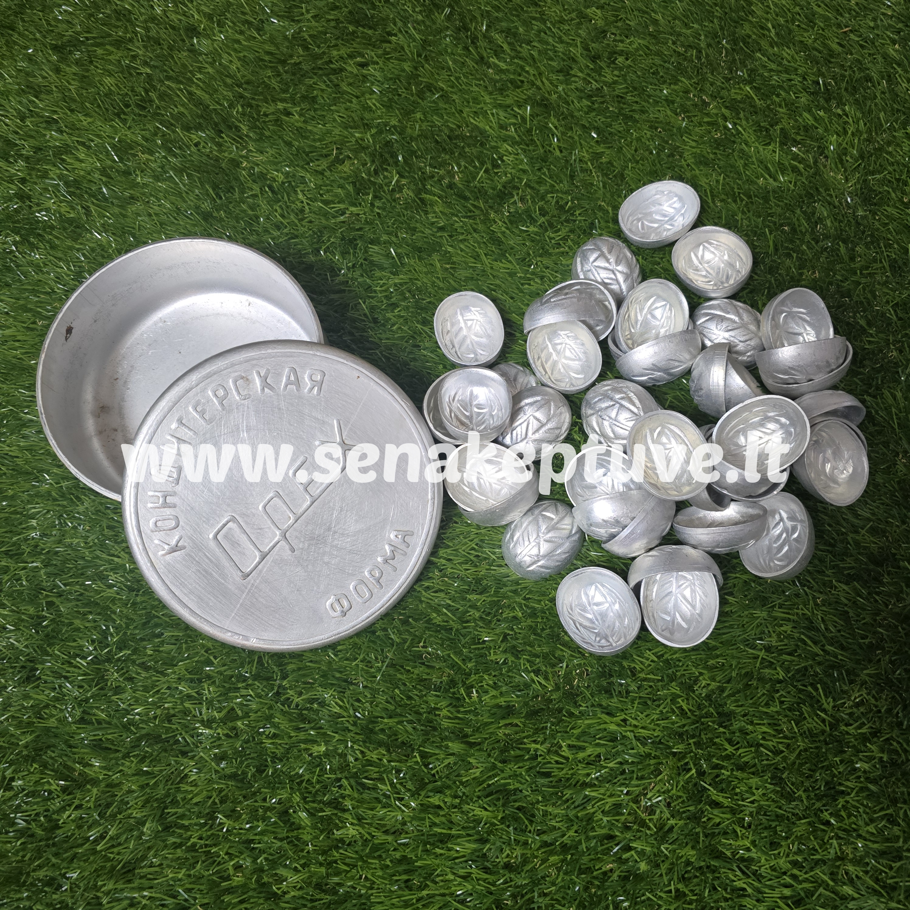 Senovinių riešutėlių formelių komplektas su dėžute