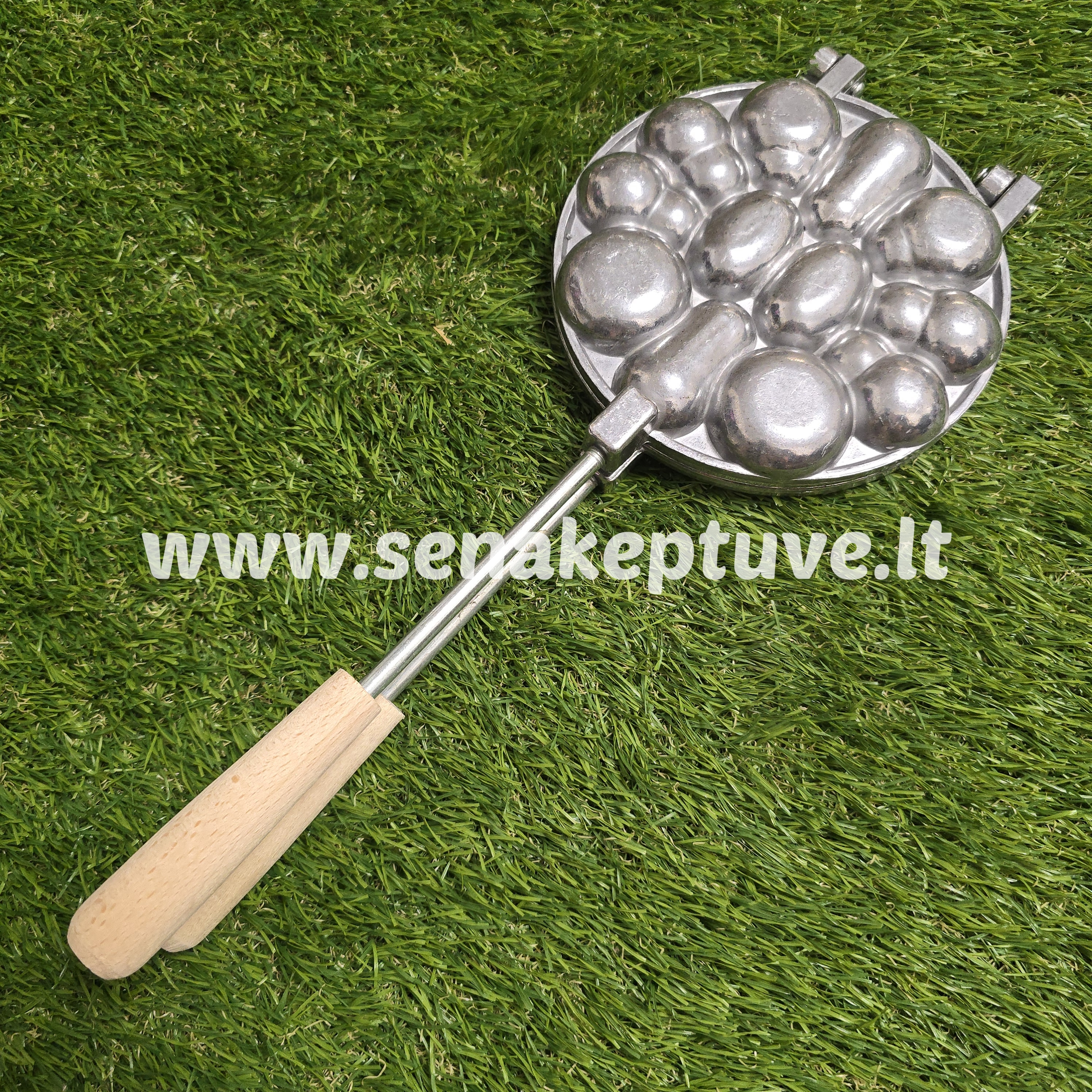 Šiuolaikinė asorti (2 gilės, 2 grybukai, 2 kriaušės, 2 kriauklytės, 2 gėlytės ir 2 kankorėžiai) keptuvė