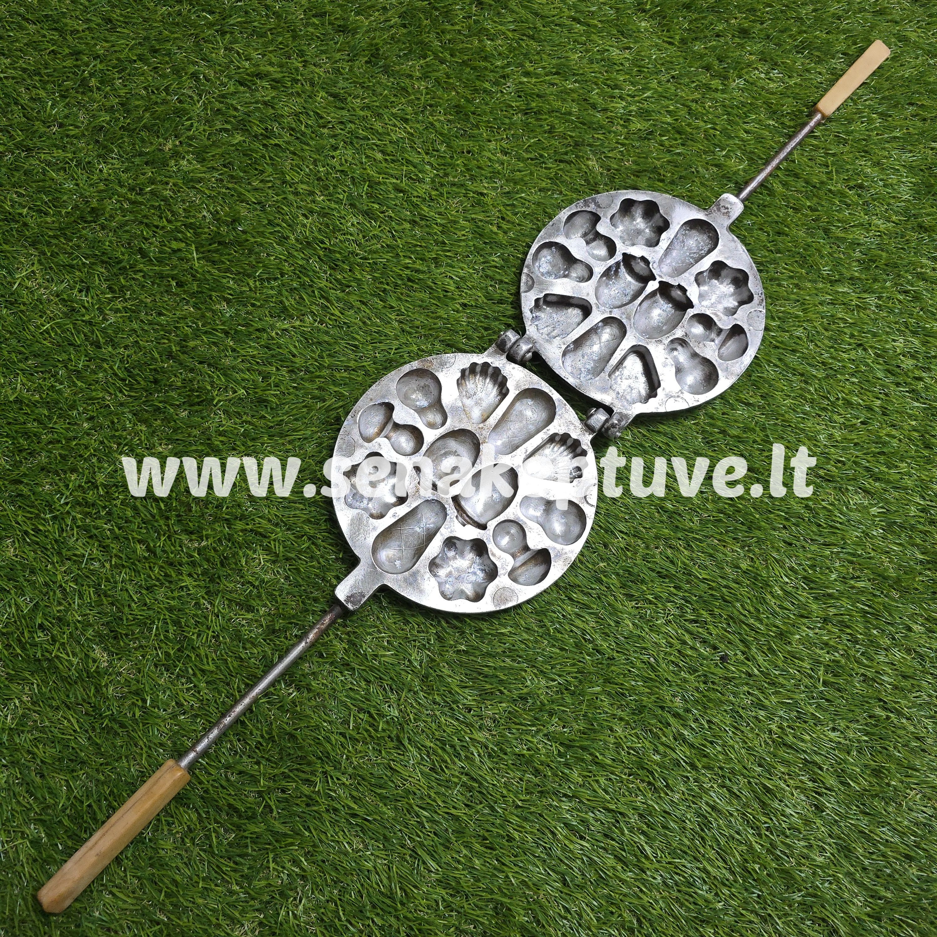 Senovinė asorti (2 gilės, 2 grybukai, 2 kriaušės, 2 kriauklytės, 2 gėlytės ir 2 kankorėžiai) keptuvė