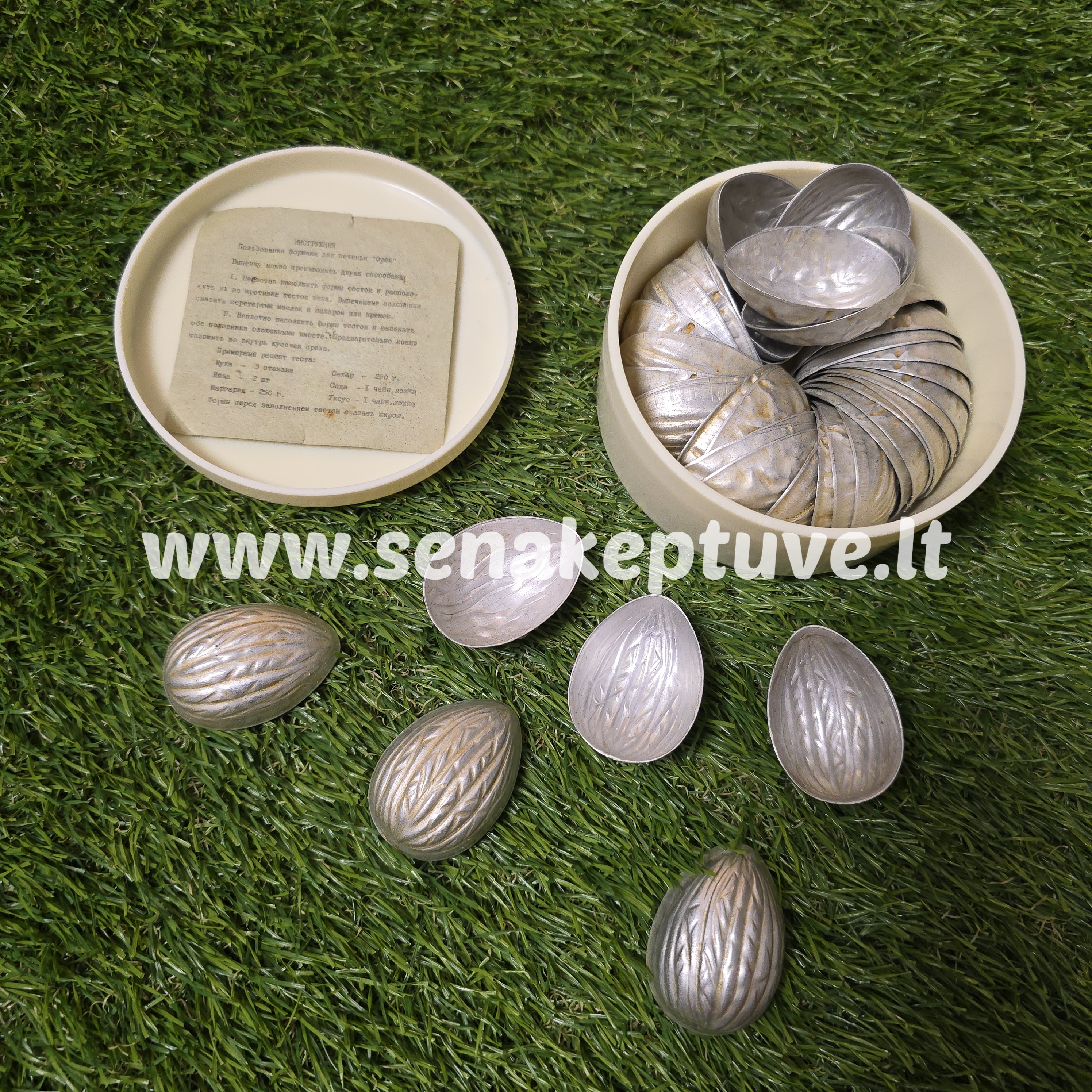 Senovinių riešutėlių formelių rinkinys dėžutėje