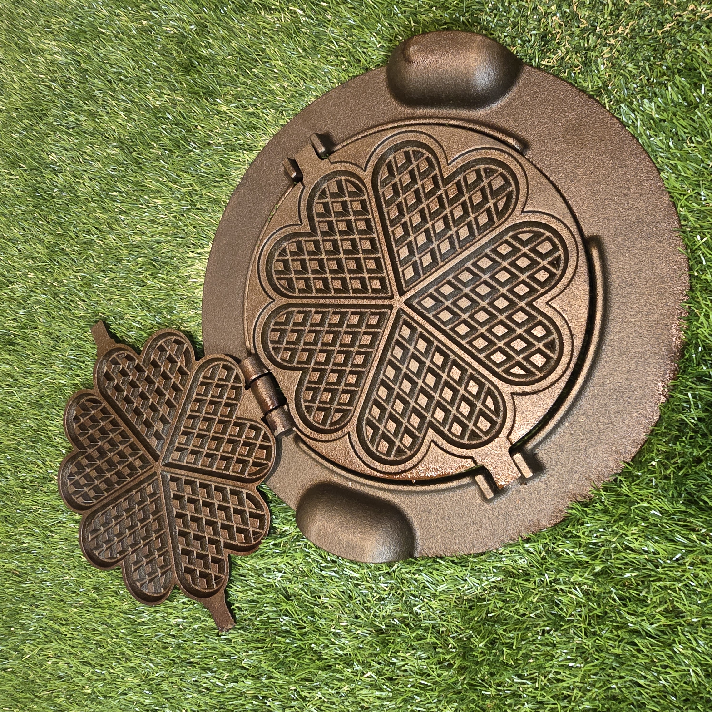 Lietuviška šiuolaikinė vartoma čirvinių blynų keptuvė su rinkėmis